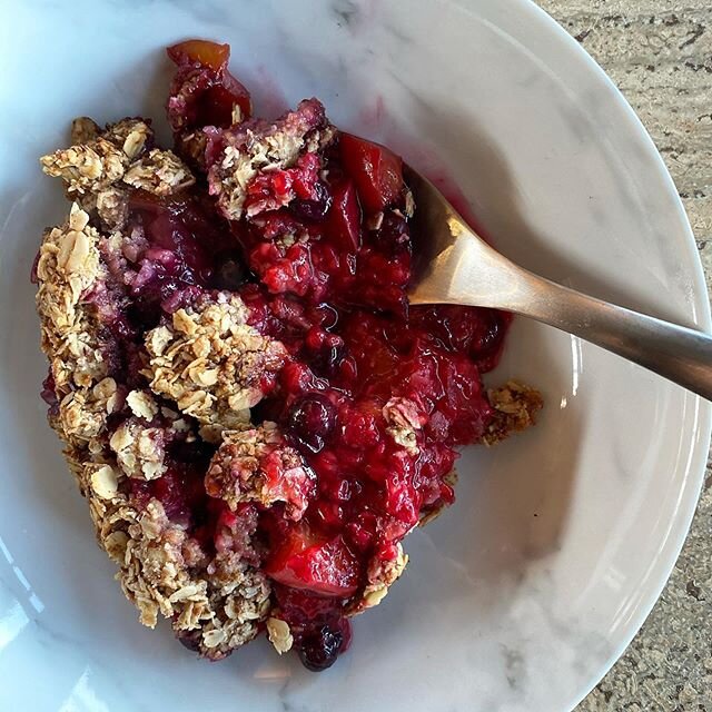 Berry &amp; Peach Crumble, there&rsquo;s actually nothing quite like a bowl of warm crumble in winter that melts in your mouth... filled with sooo much flavour, 🤤 especially because it&rsquo;s not just a delicious dessert but also insanely wholesome