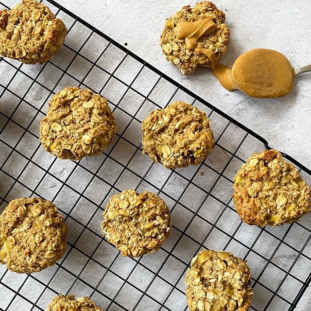 3 ingredient cookies 😲 with beautiful natural nourishing ingredients, you really can&rsquo;t go wrong here! Swipe right to see a little video of how easy they are to make!! I&rsquo;ve posted this recipe before but made some minor tweaks and filmed t