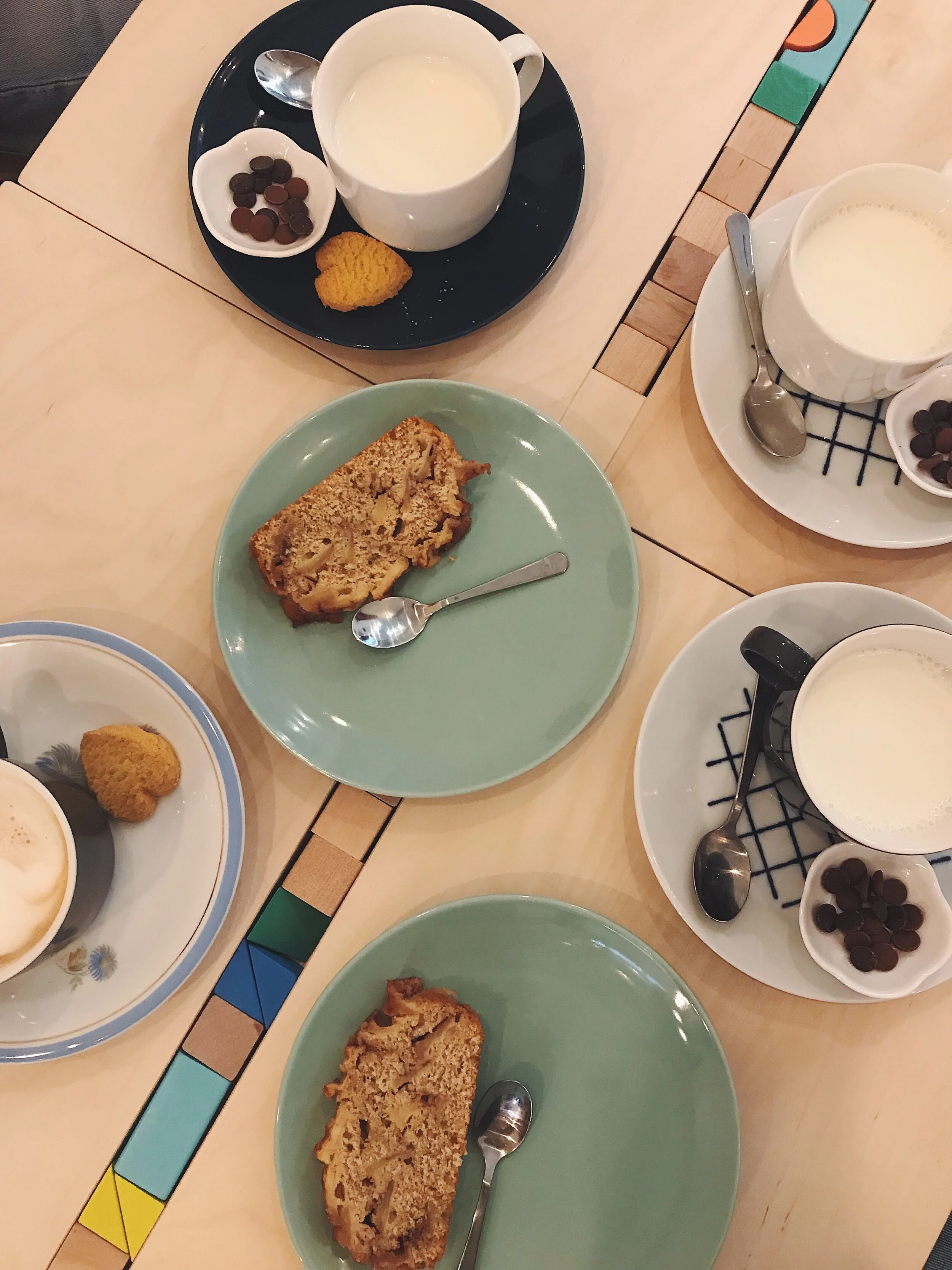 En se régalant avec des gâteaux maison 
