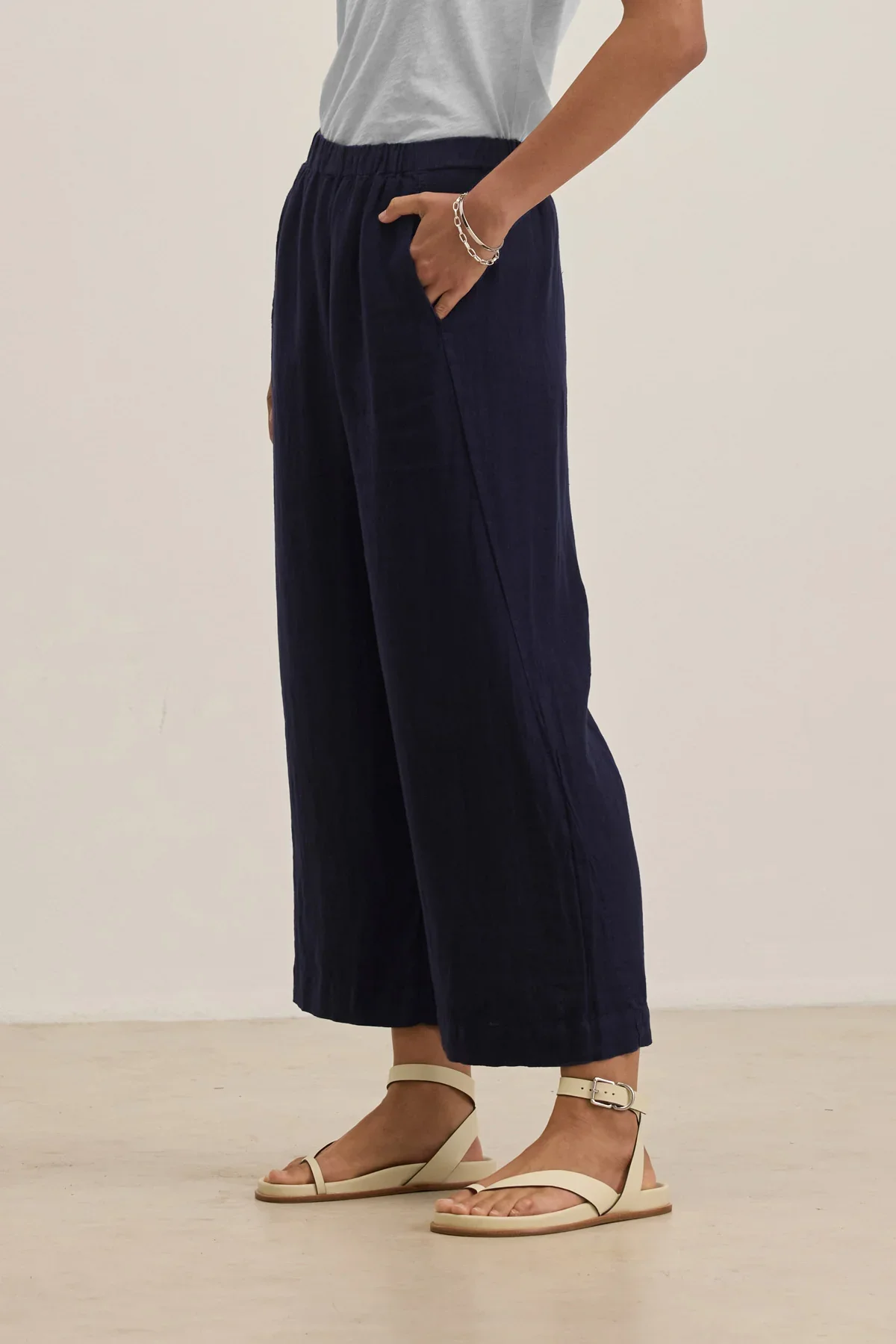 Lola03-navy2.webp