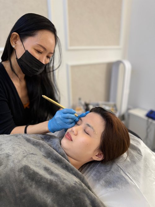 Soft Misty Brow Application