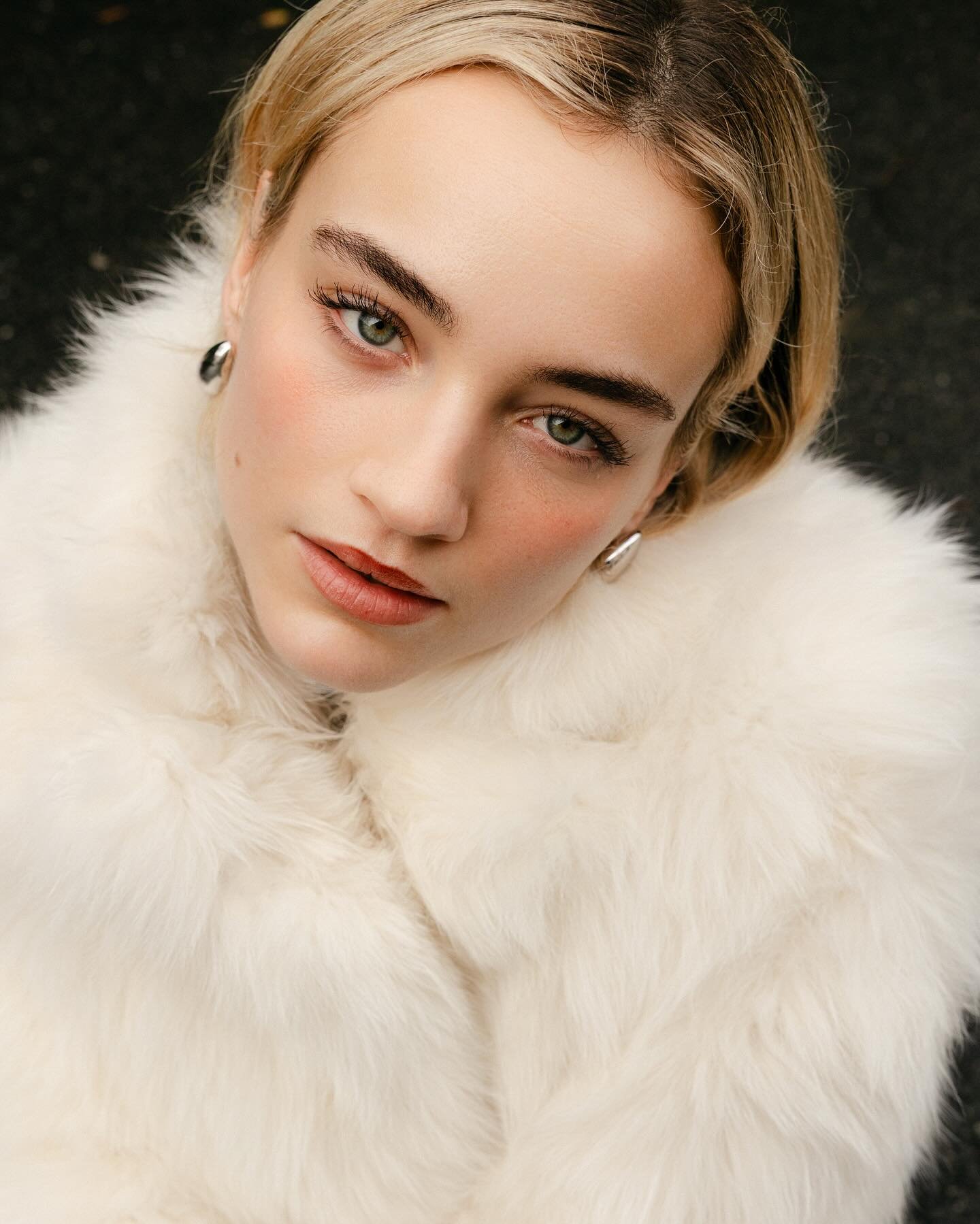 The lovely @olivesimpsonx styling @retrochicitaly Drop Earrings and @bycookieh Coat in 🤍

Photographer: @nataliejphotos

#crescentagency #crescentpr #retrochicitaly #bycookieh #crescentclient