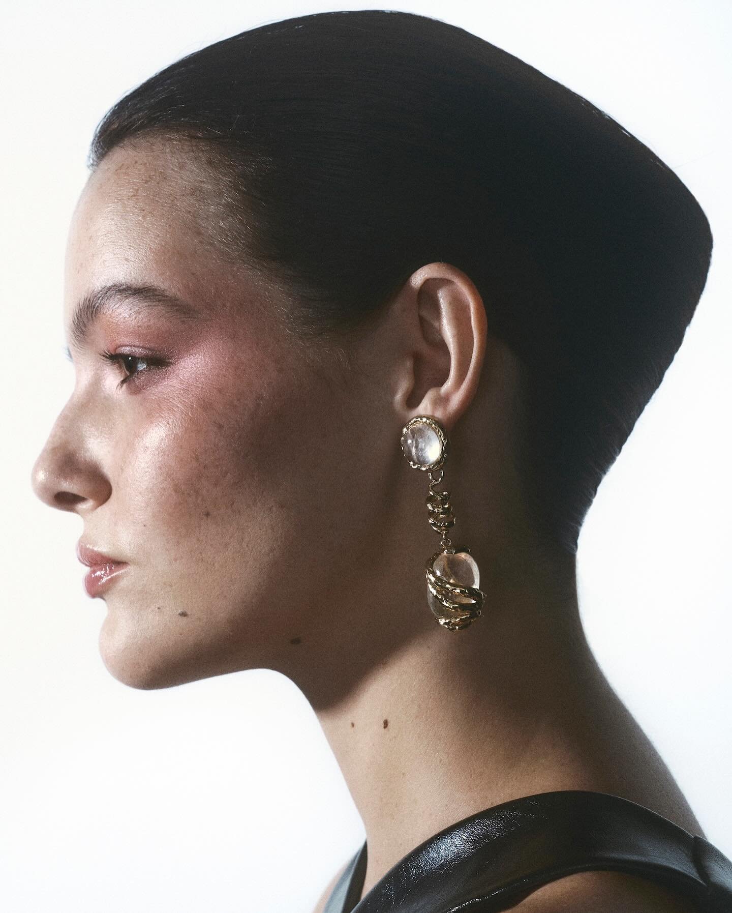 @retrochicitaly features in L&rsquo;OFFICIEL Austria @lofficielaustria Spring Issue 🦋🦄

Slide 1: Aeolian Whispers Dangle Earrings
Slide 2: King Ring 

Thank you ANGELICA STENVINKEL

Team credits:
Photography HRISTO HRISTOV
Editor-in-Chief SARA DOUE