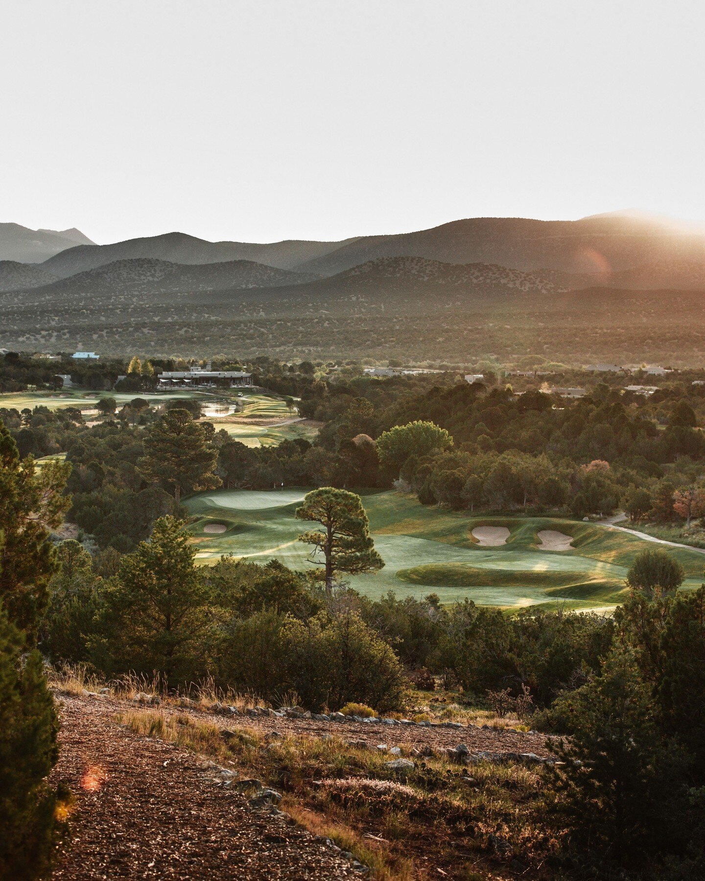 Nature meets Sport ⛰️🏌️&zwj;♂️⁣
&bull;⁣
&bull;⁣
&bull;⁣
📸 : Greyson @greysonclothiers @tom_dandrea (twitter: greysonclothier)⁣
&bull;⁣
&bull;⁣
&bull;⁣
#golfdestination #professionalgolf #bestgolfcourses #bucketlistgolf #golflife #golfresort #golfne