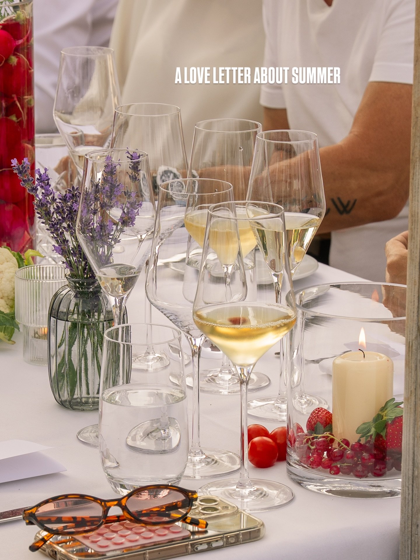 A LOVE LETTER 💌

&hellip;about a wonderful evening at @villahonegg with lovely guests, good music, outstanding food created by @creationsby_chefnadine &amp; @zizi_hattab , table scaping at it&lsquo;s best and tasty wine from @sitenrain 

What an hon