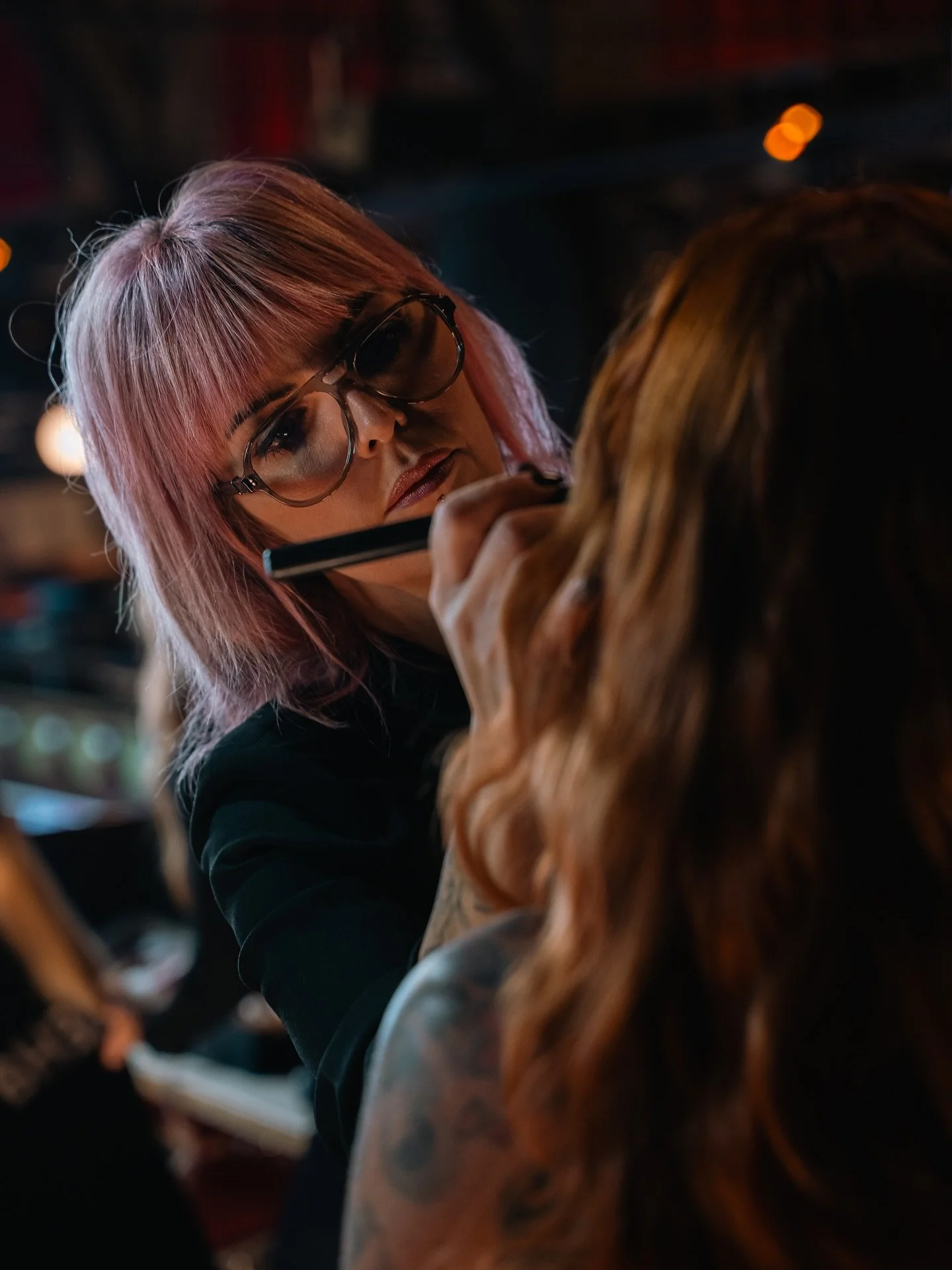 around &amp; about 📸🧡
mit de liebschte Mensche: 

&bull; @ramona_shllaku vom  @coiffeur_schelbert f&uuml;r @bhbd.dach 
&bull; @rene_wagner_hairstylist &amp; @jolie_bythestudio vo @thestudio.ch f&uuml;r @calligraphycut 

#eventphotography #candidsho