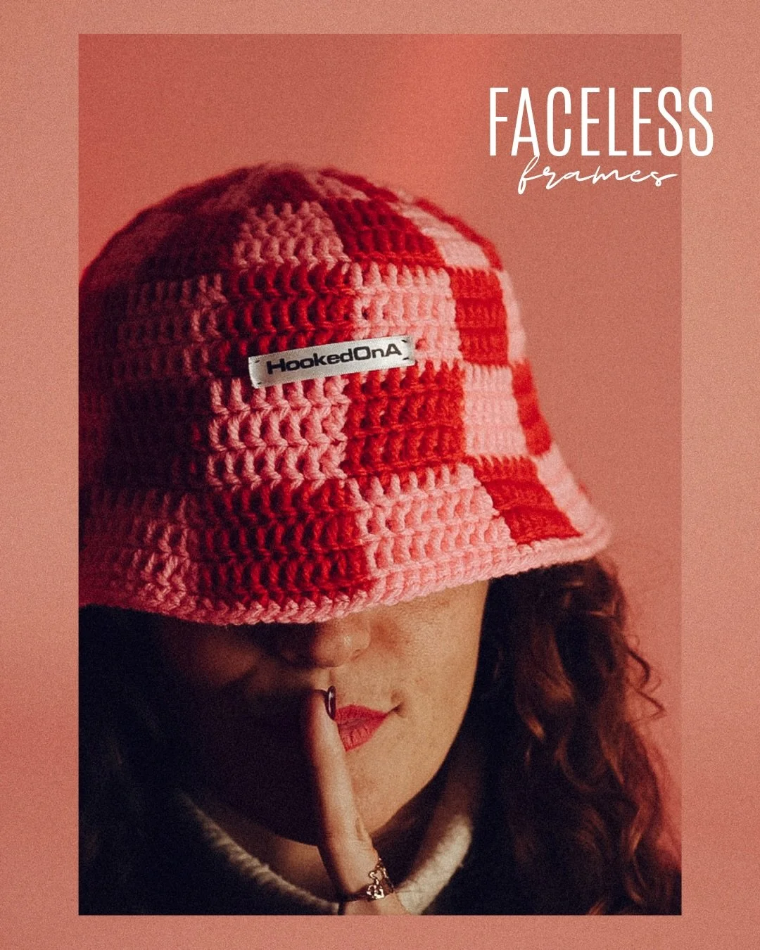 FACELESS FRAMES🪩

Ich hab&rsquo; diesen Bucket Hat gesehen und mich direkt verliebt. Wieso?

Er ist Handarbeit von einer jungen S&uuml;dafrikanerin und die Farbkombi - absolut erste Sahne.  Ich wollte ausprobieren, was sich mit Licht und einem Hinte