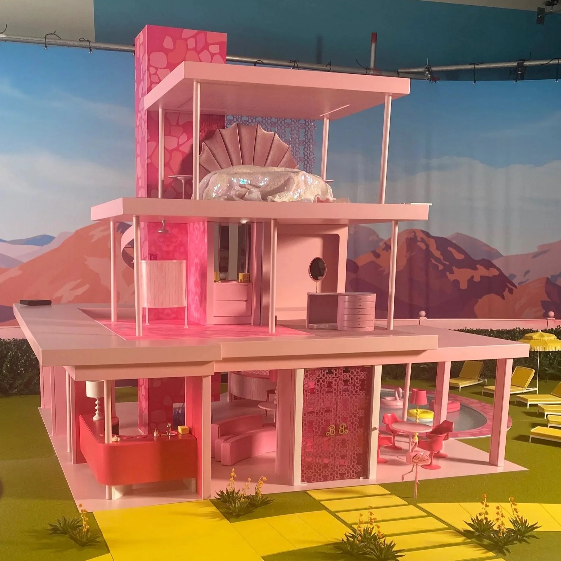 Set fabrication, satin paint, set dressing.