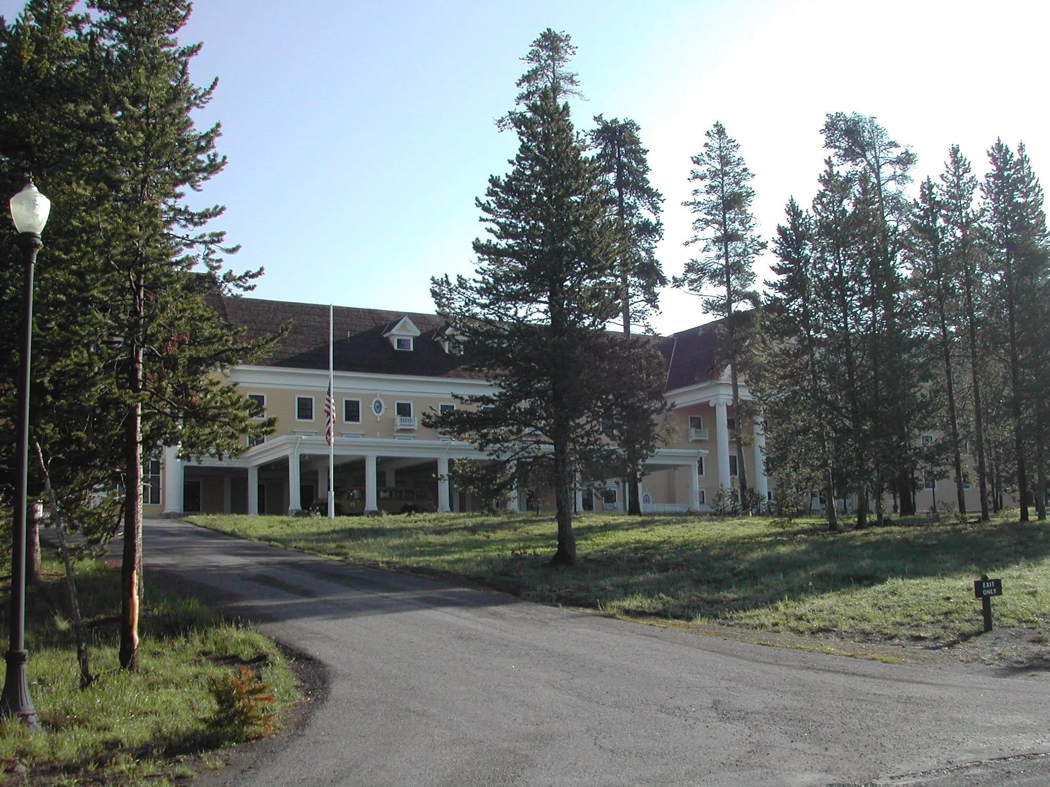 0604 Yellowstone Lake Hotel.jpg