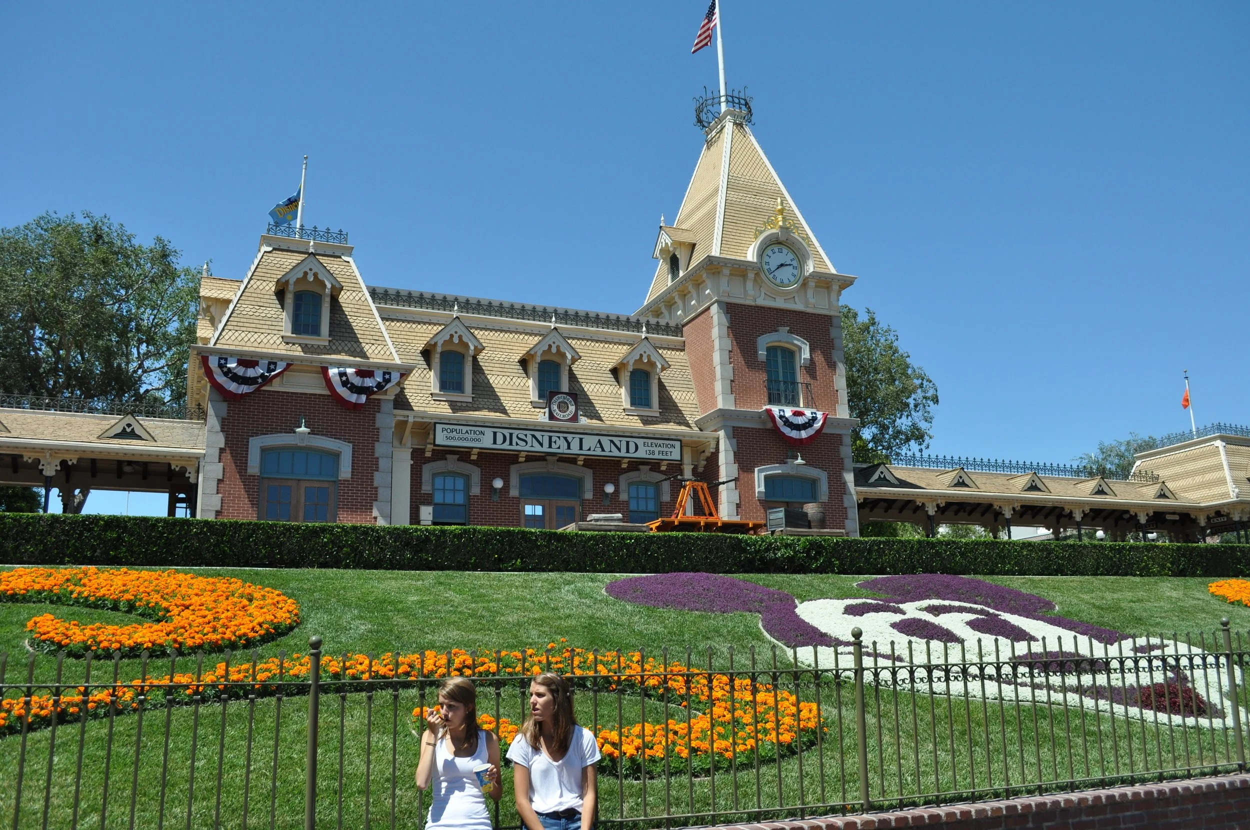0611 29 CA Disneyland Girls.jpg