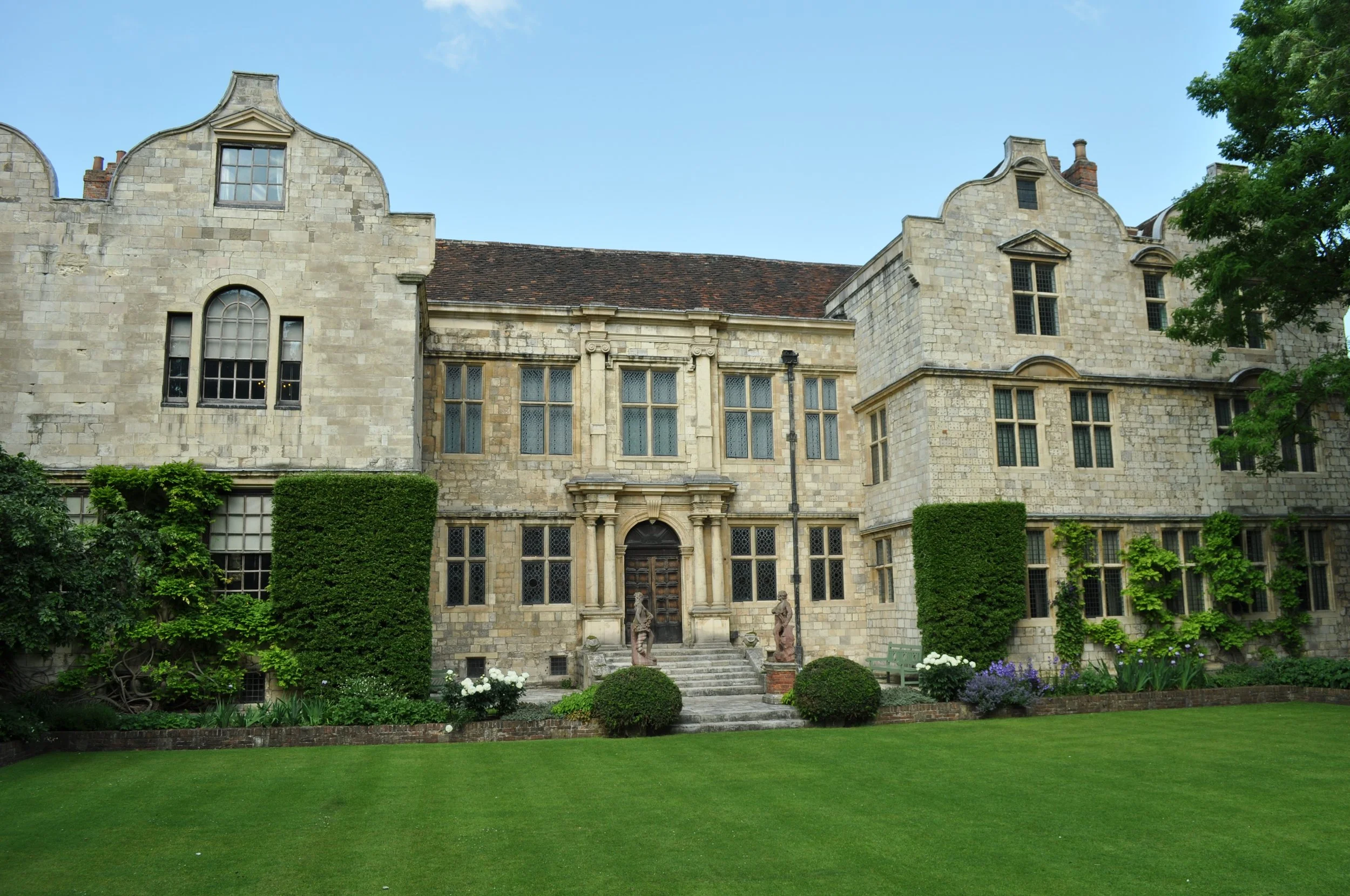 0713 Britain 01 Chapter House.jpg