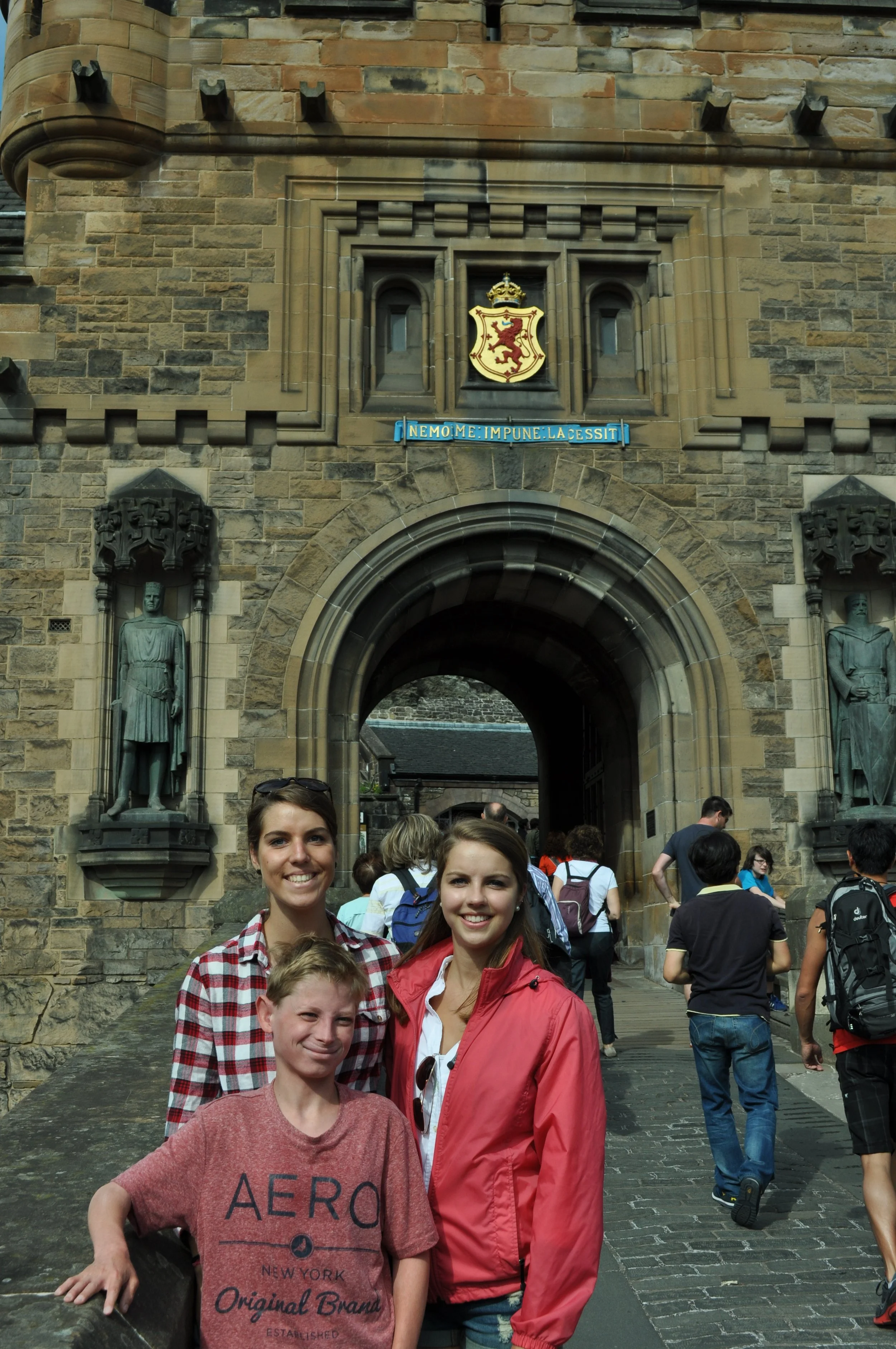 0713 Britain 04 Kids at Edinburgh Castle.jpg