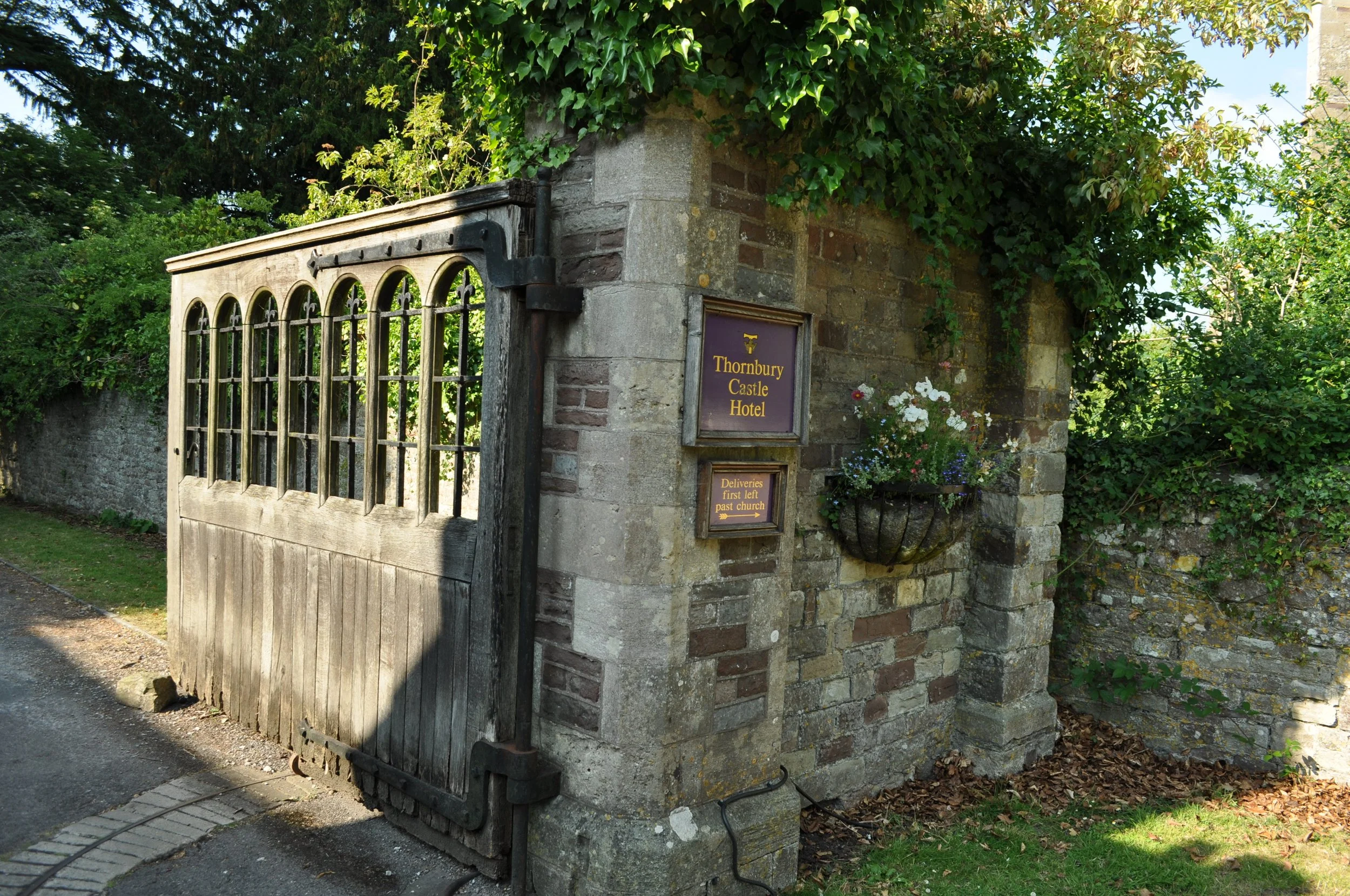 0713 Britain 05 Thornbury Castle Gate House 02.jpg