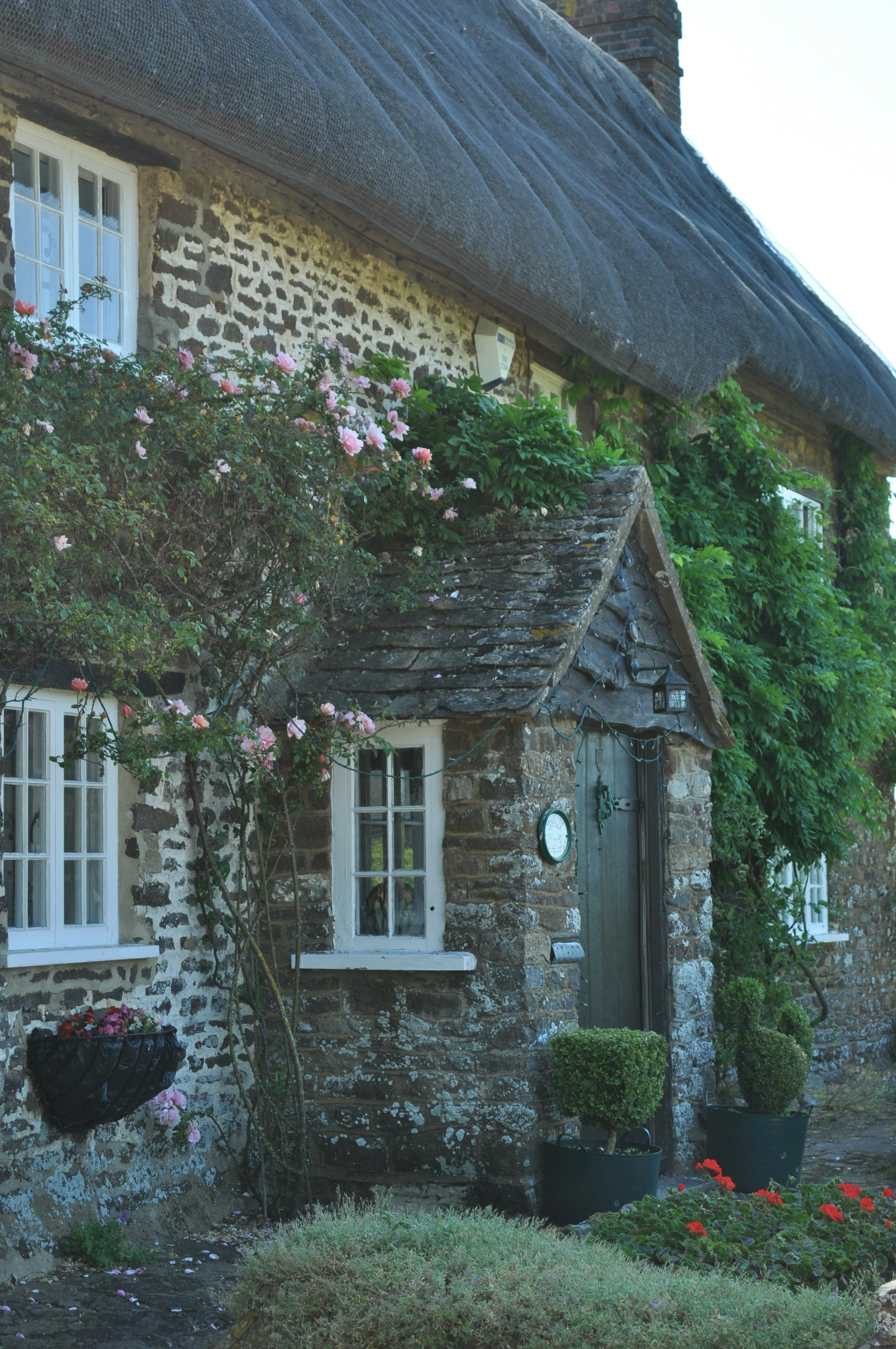 0713 Britain 06 Thatched House 02.jpg