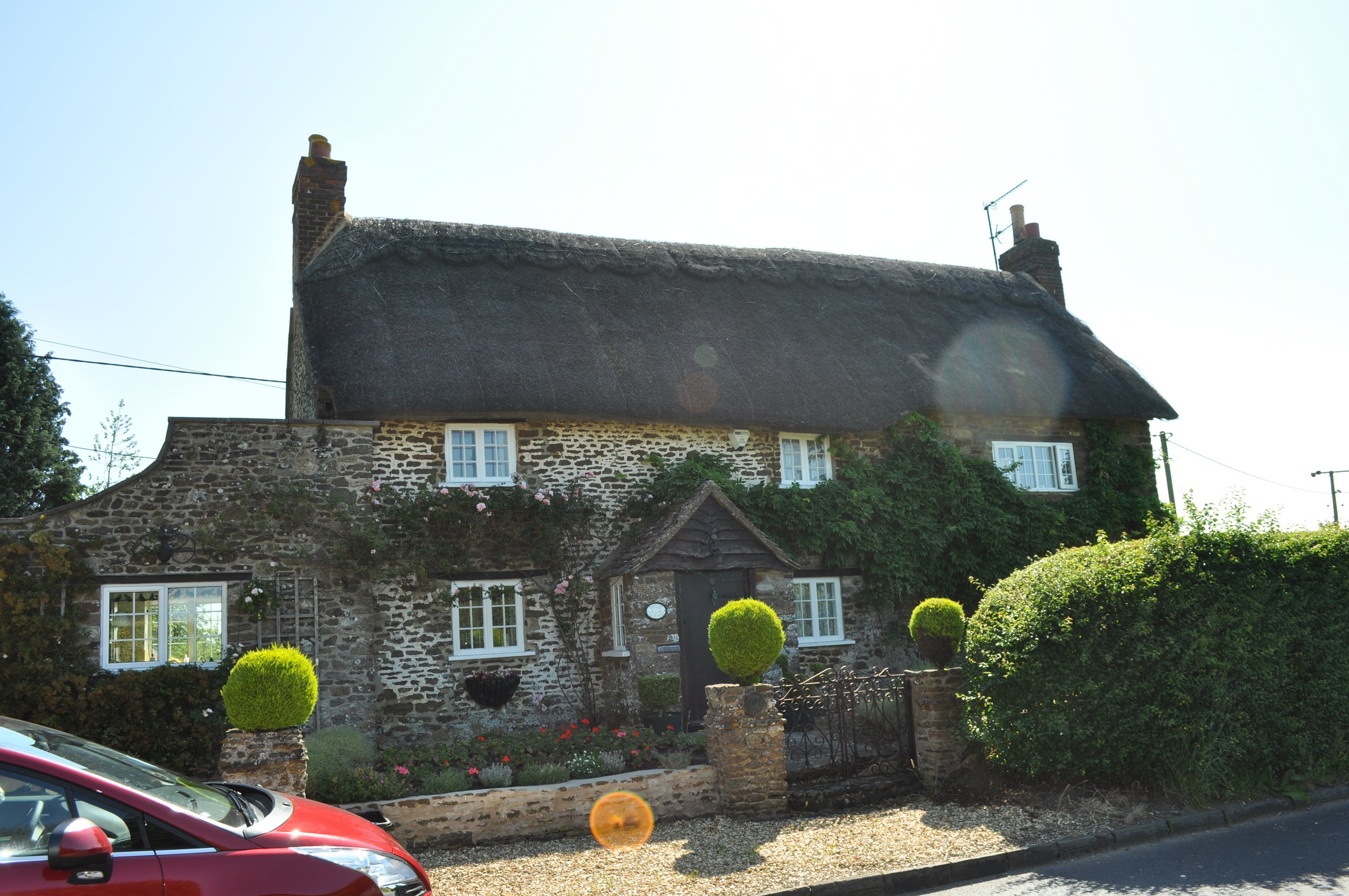 0713 Britain 06 Thatched House.jpg
