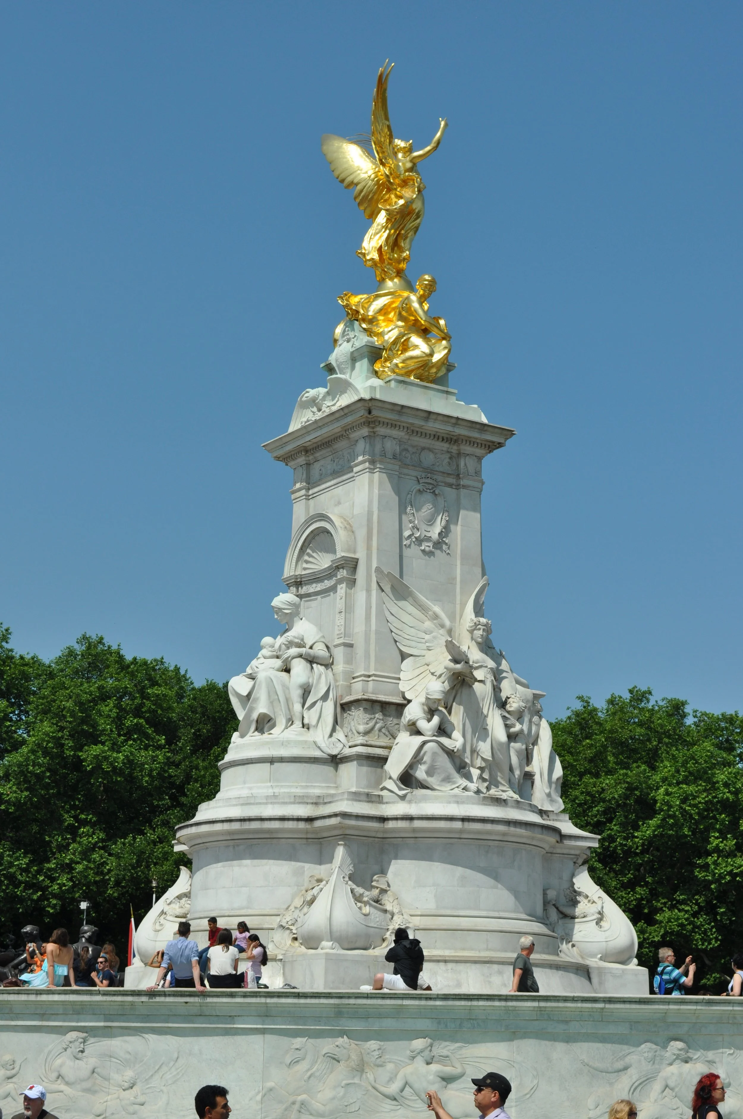 0713 Britain 08 Victoria Memorial Buckingham Palace.jpg