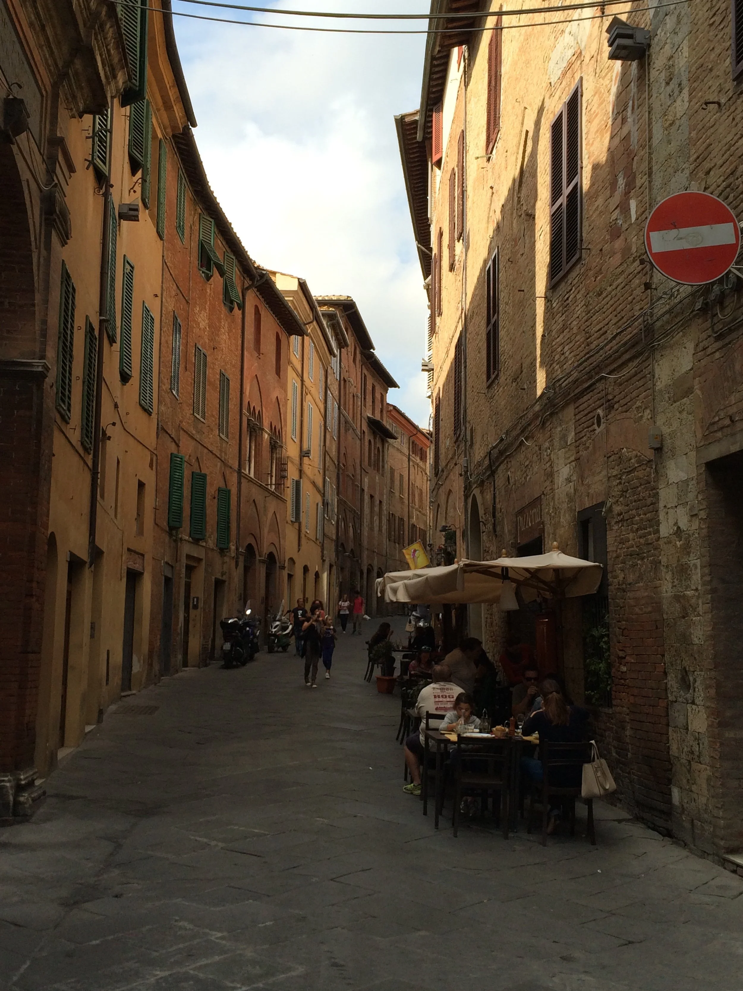 1014 Italy Siena Narrow Street.jpg