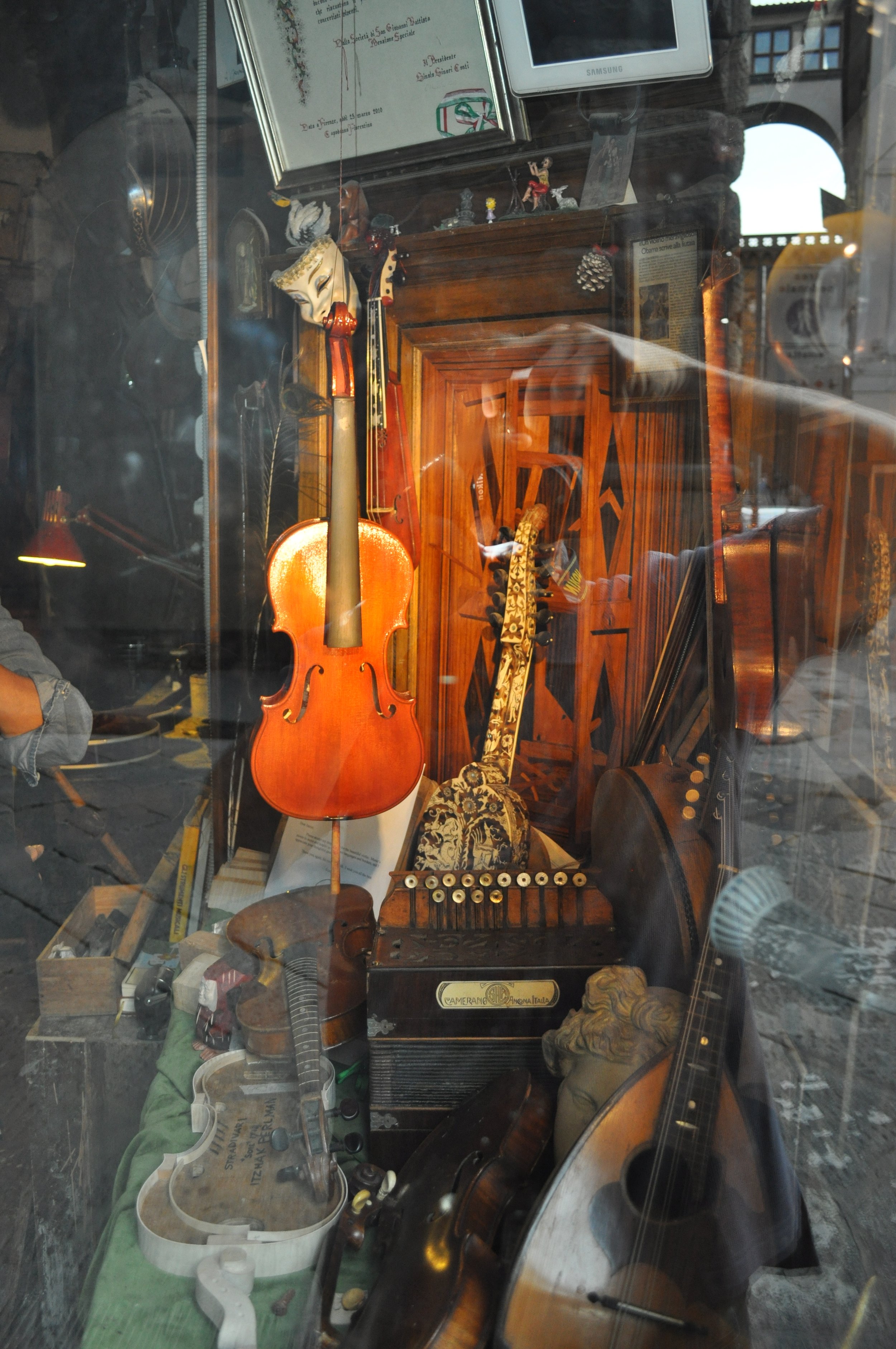 1014 Italy Violin Shop 1.jpg