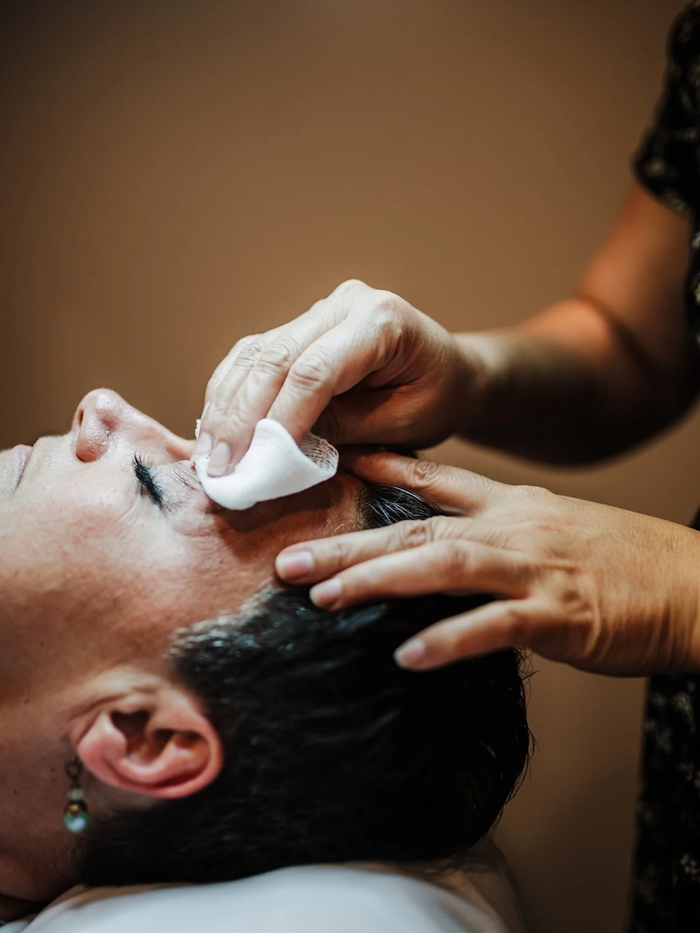 LASH LIFTS gve your natural lashes a beautiful, effortless curl with a semi-permanent lash lift. This treatment enhances your natural length by lifting and shaping the lashes from the base, creating a brighter, more open-eyed look without extensions.