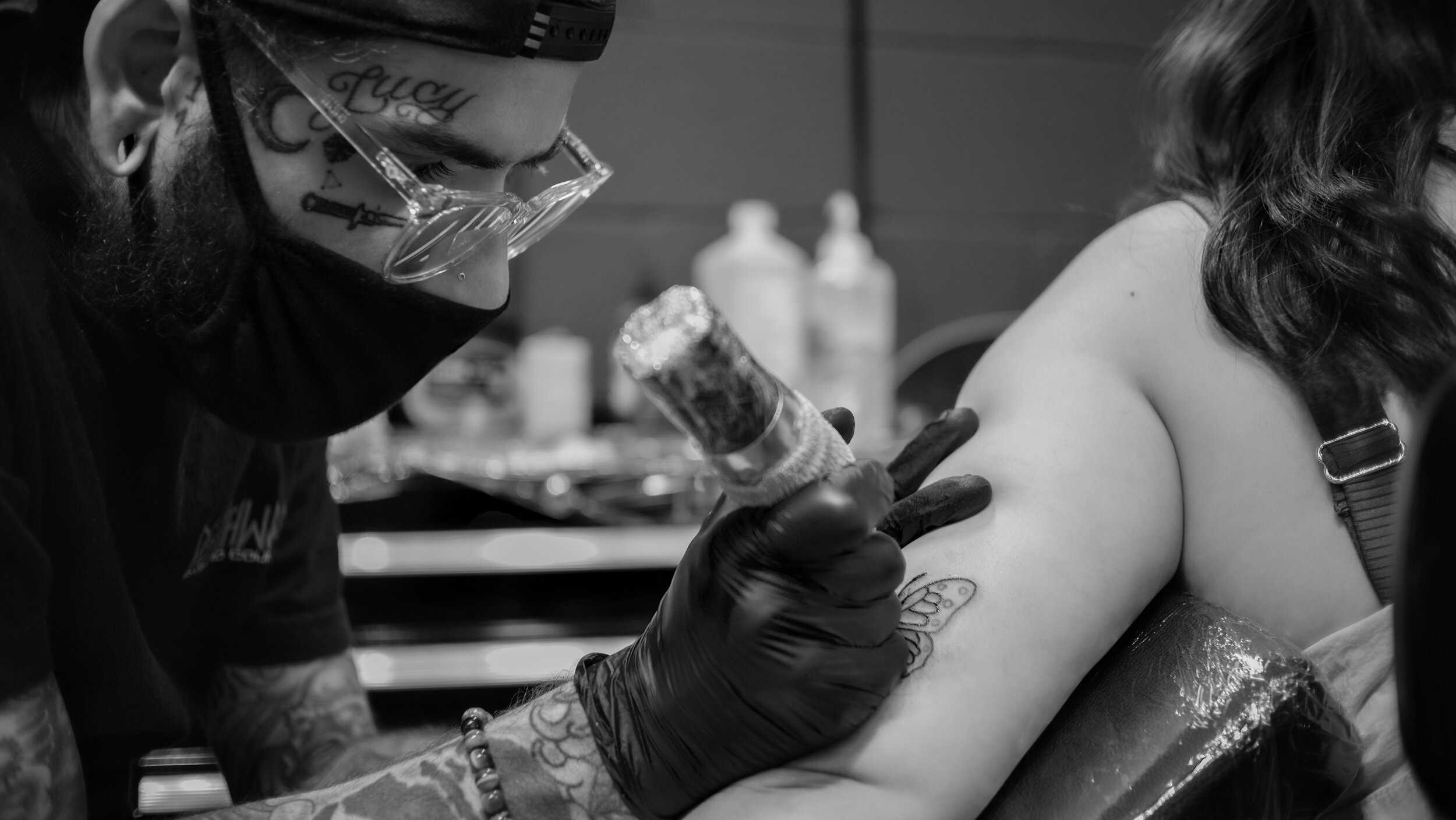Nick Graves bei Live By The Sword Tattoo NYC