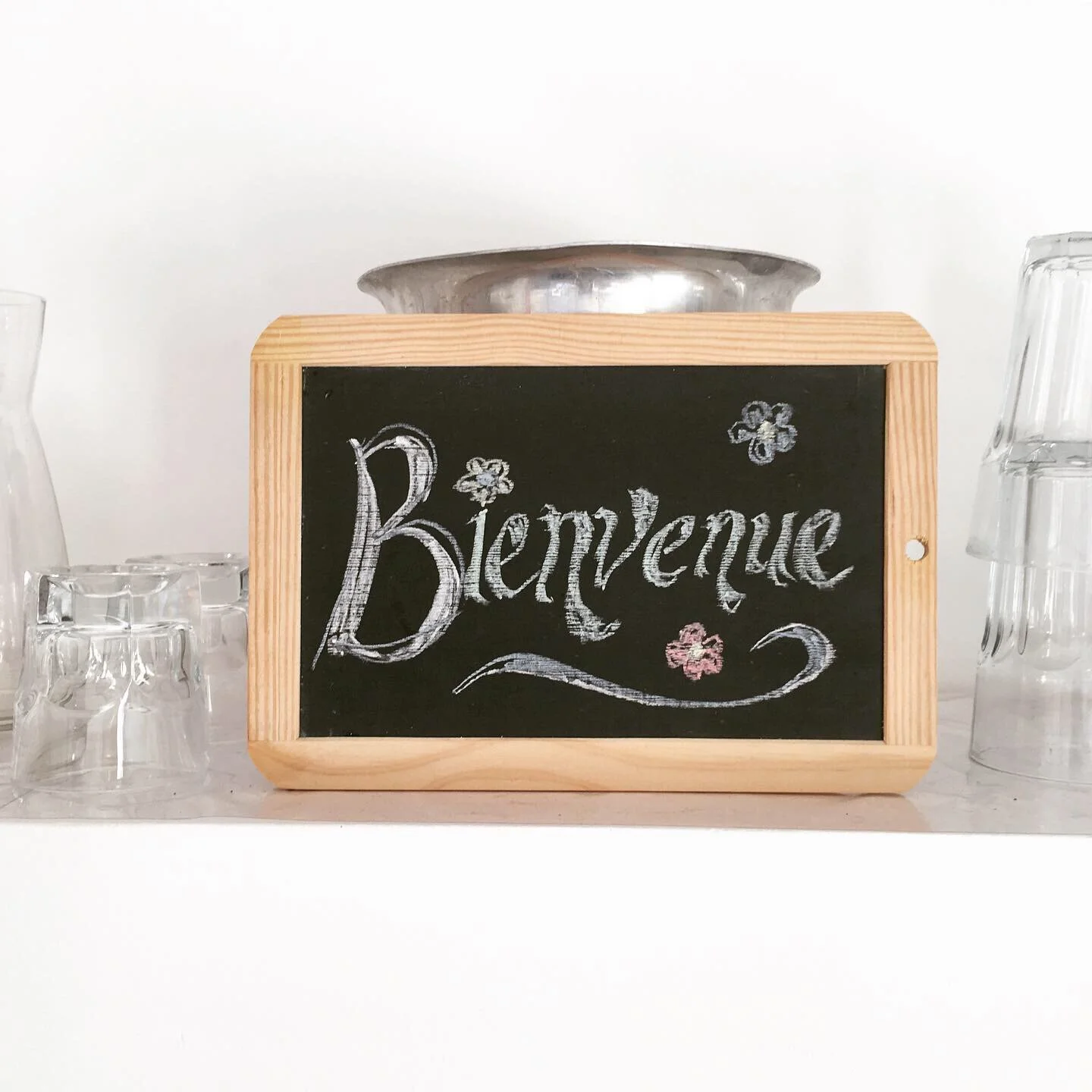 insta-bienvenue-chalkboard-provenc-kitchen.JPG