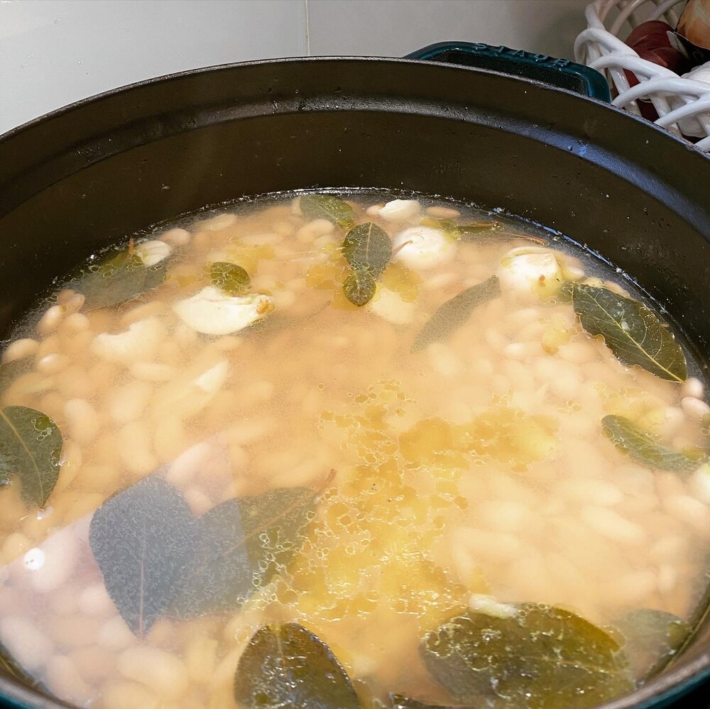 Cooked Cannellini Beans with bay leaves and olive oil