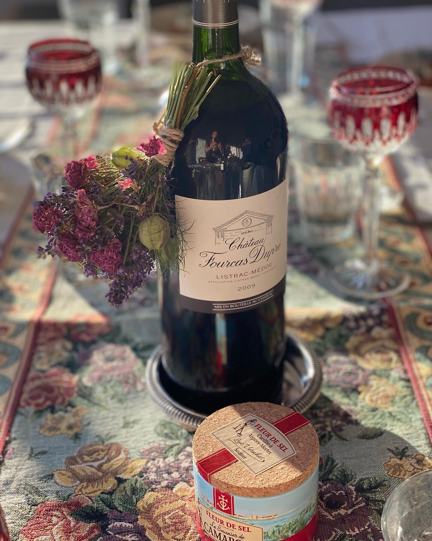 A lovely table with the sun setting. And a lovely wine. 
#tablesetting #dinnerparty #yummywine
