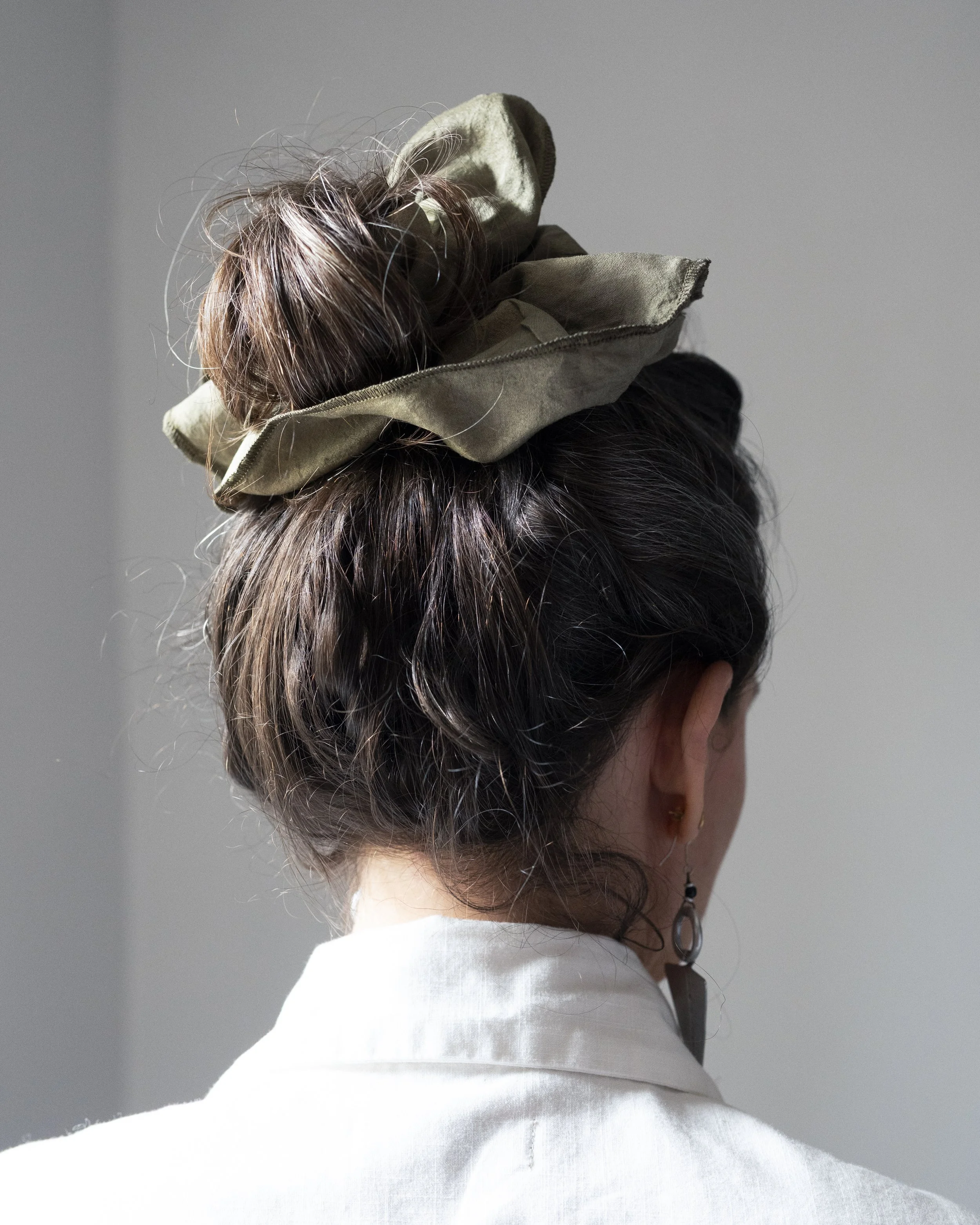 BILLYNOU / SILK  SCRUNCHIE / NATURALLY DYED / KHAKI LIGHT