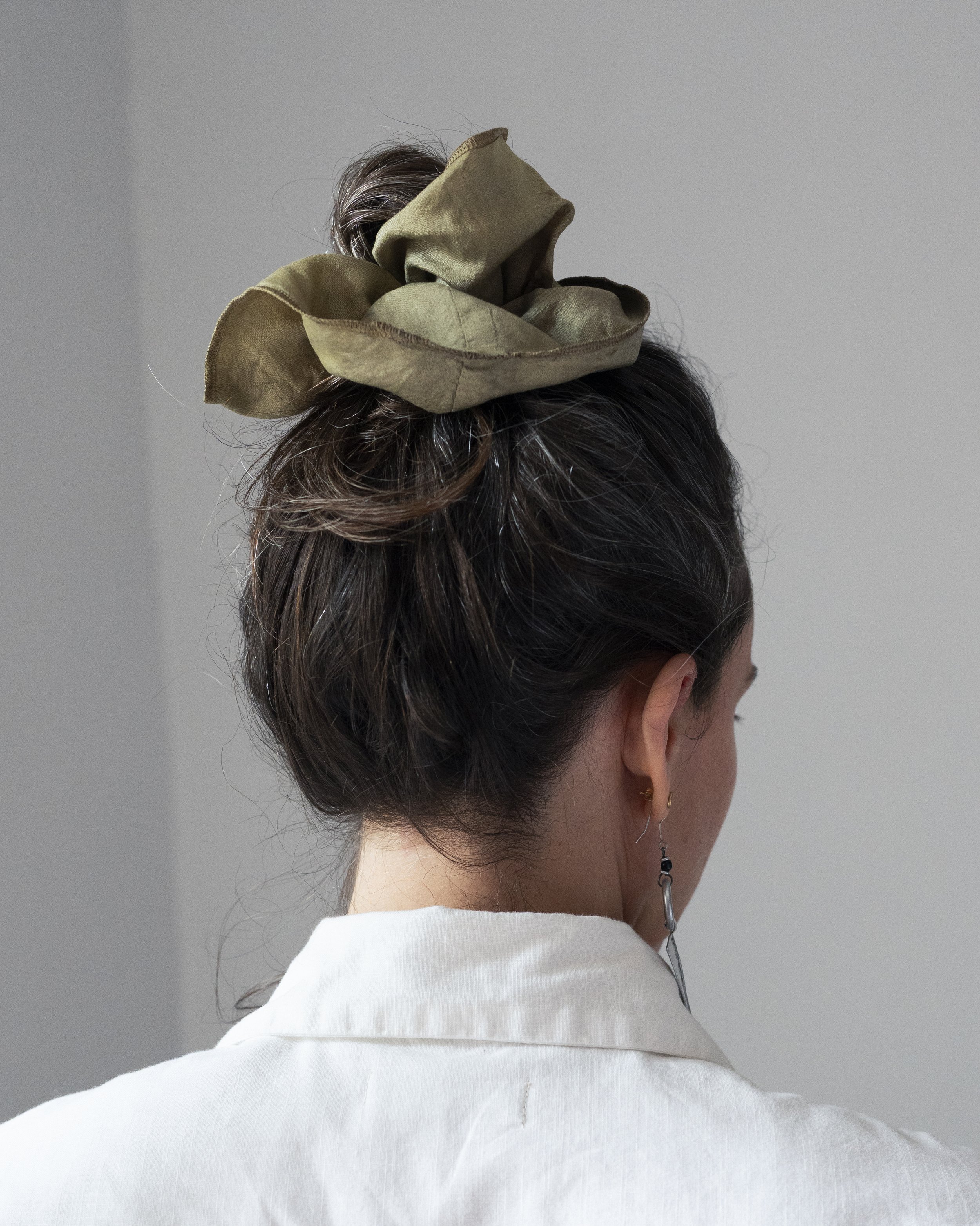 BILLYNOU / SILK  SCRUNCHIE / NATURALLY DYED / KHAKI DARK