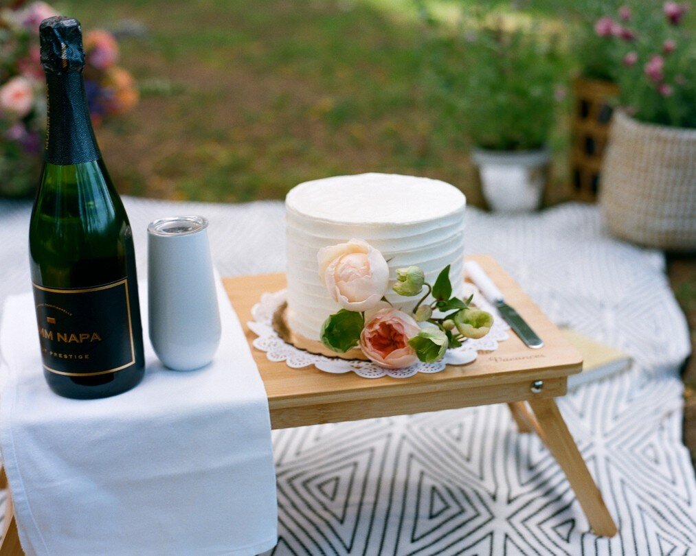 It's always sweet day when you're with the one you love.⁣Elopement details featured in Issue No. 4
.
Creative Team:
Photos by @melinawallisch
Cake by @sugarpinecakery
Floral by @hollyfleur.floraldesign
.
.
.
#elopement #elopementideas #weddingcake #s