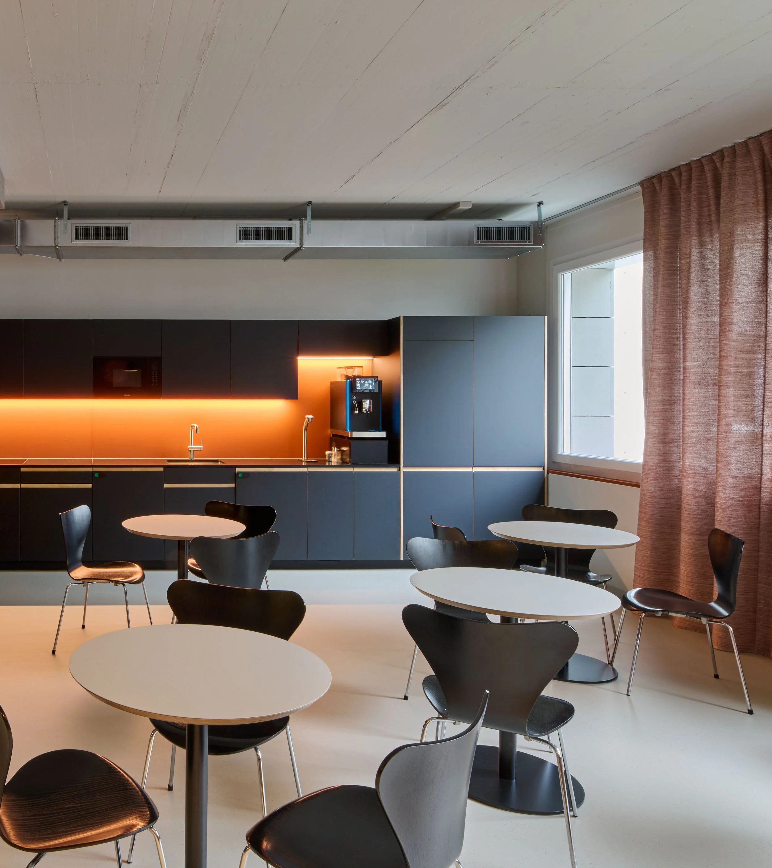 nader-interior-buero-jugendherbergen-kueche-r.jpg