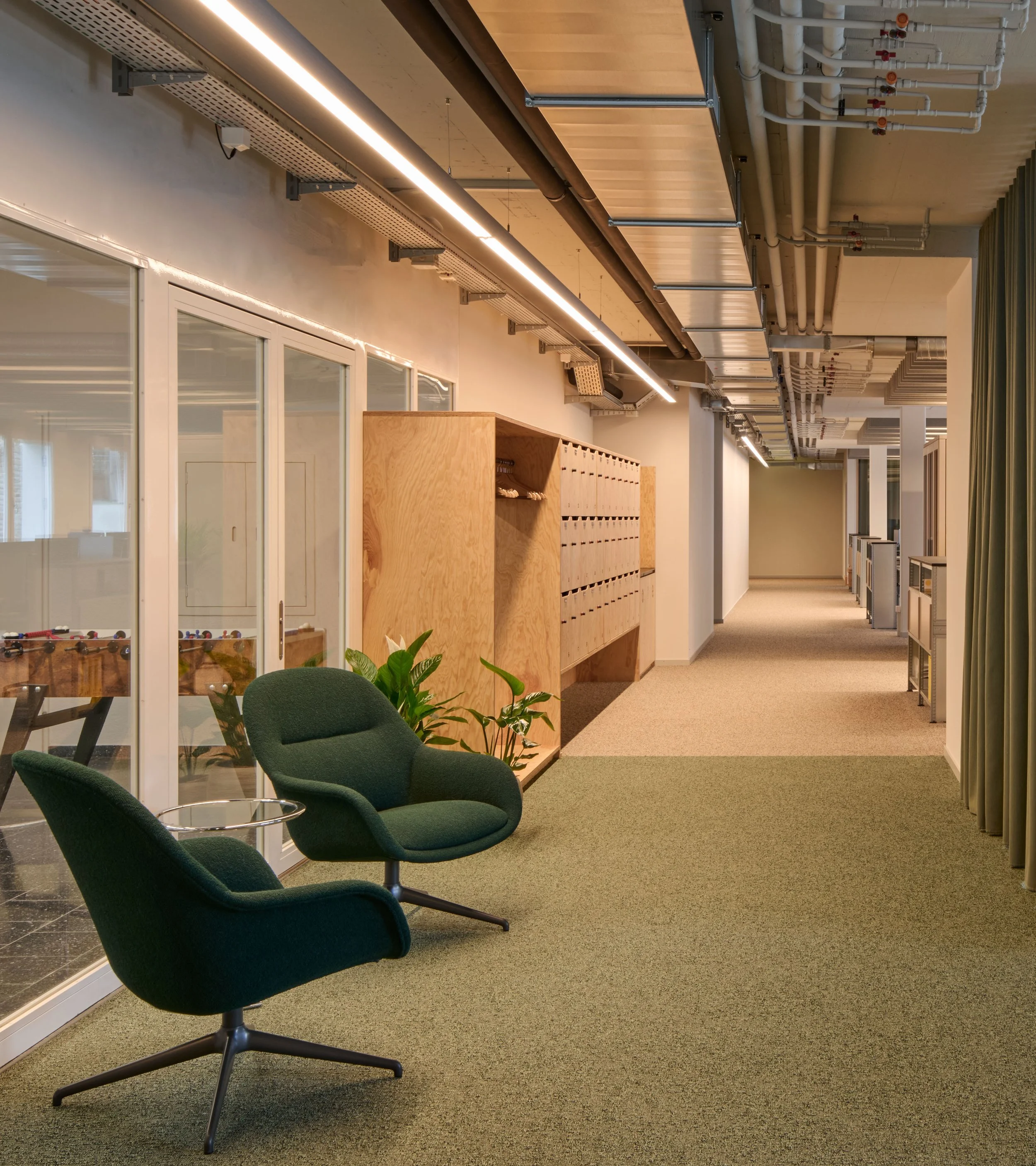 nader-interior-buero-jugendherbergen-lounge-gang-l.jpg