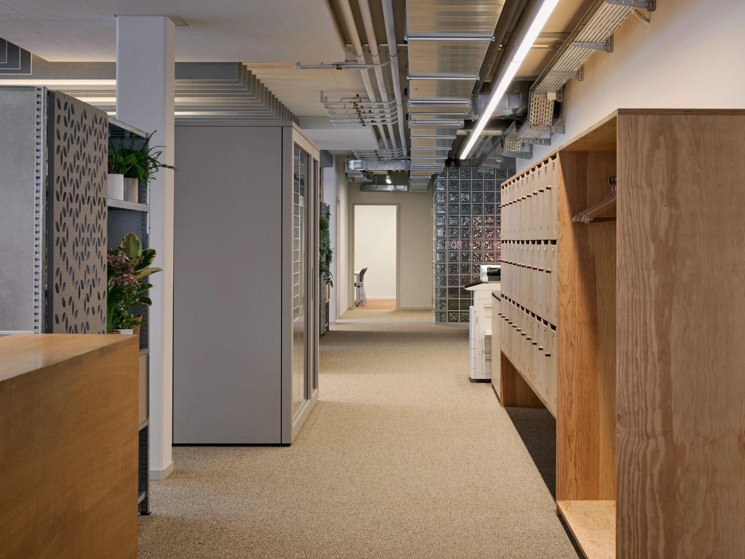 nader-interior-buero-jugendherbergen-gang.jpg