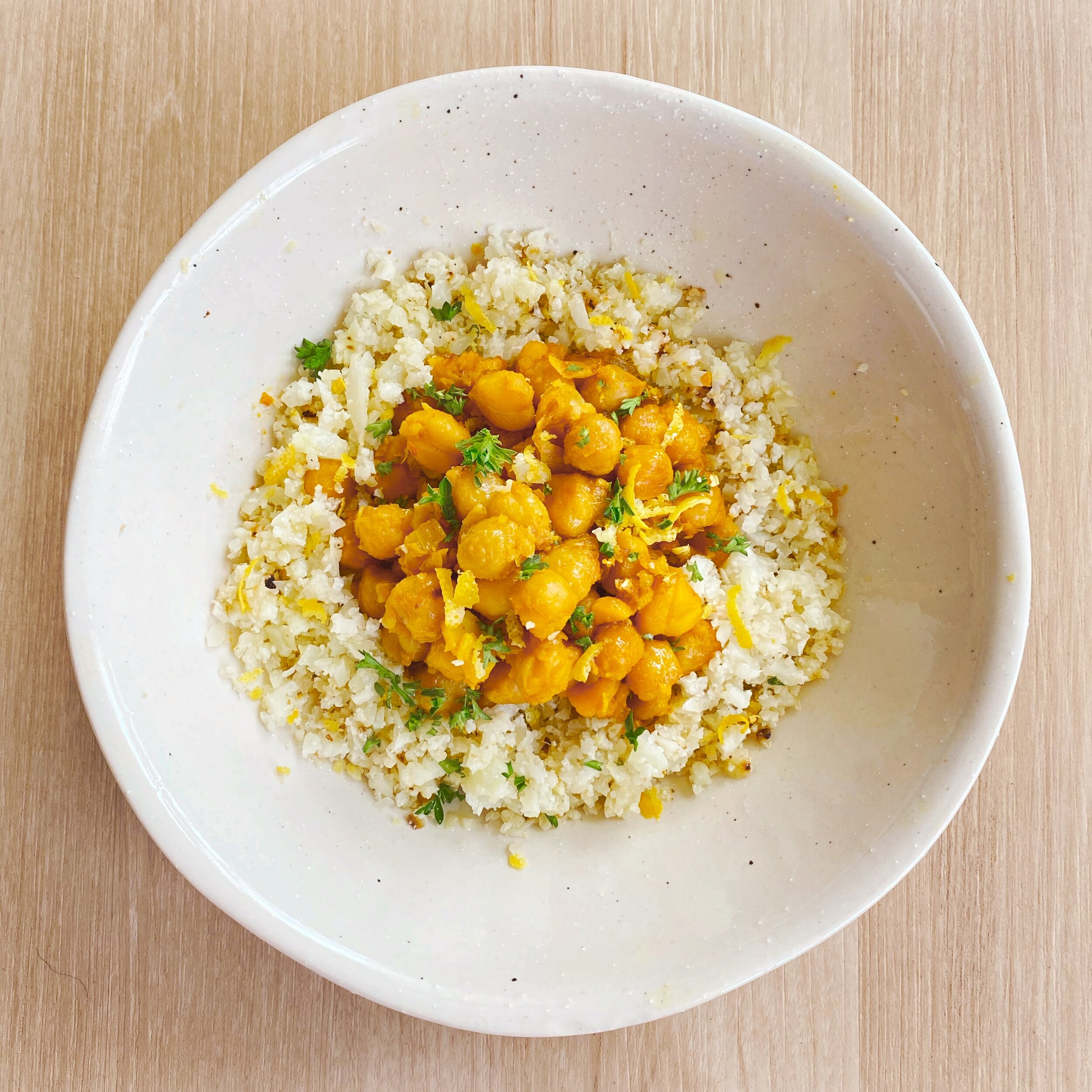 Bowl de Garbanzos con Arroz de Coliflor