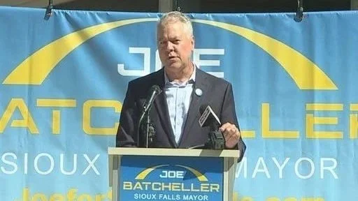 Former Sioux Falls Mayor Knobe backs Batcheller to lead city