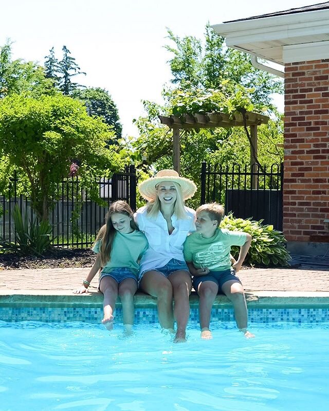 It&rsquo;s officially the first day of summer! 🙌🏻 I&rsquo;ll be spending here right here, with my people by the pool.

Swipe for a little Instagram vs Reality 🤪
-
-
-
#essentialjourney #summer #poolday #family #stayhome #socialdistancing