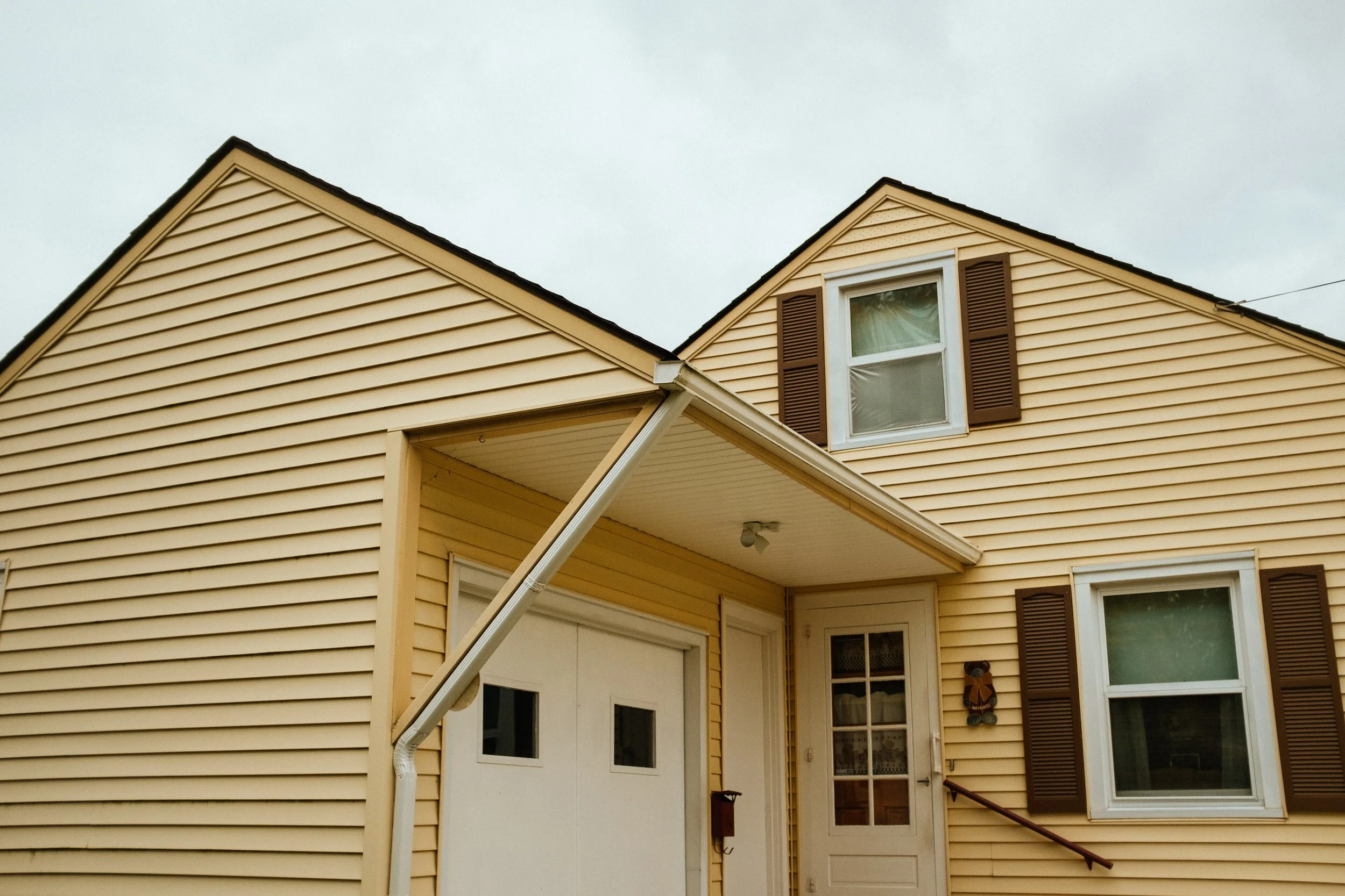 How much does it cost to replace vinyl siding?