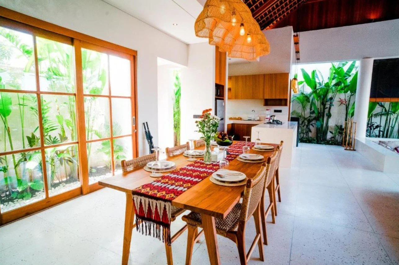 villa dining.jpg