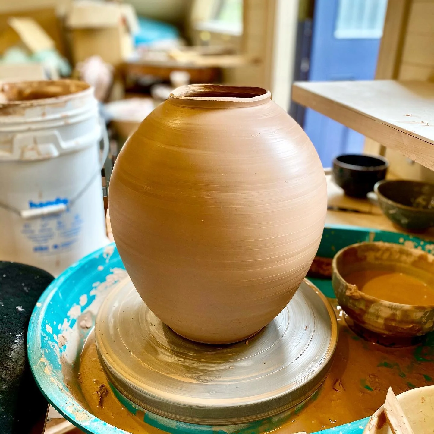 Whenever I have a hard time getting back into throwing I find it helpful to go bigger 🙌 this makes smaller work like cups and bowls feel like a breeze 🤙