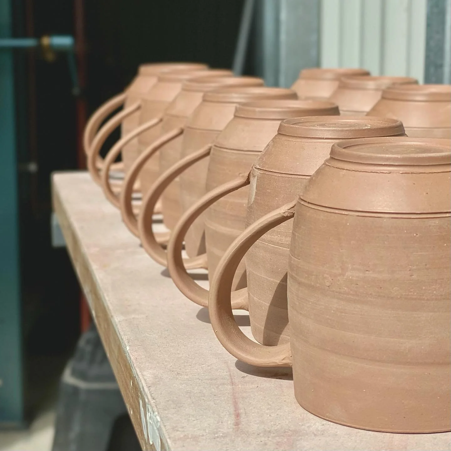 Finishing off some more dark stoneware mugs today 🤠
