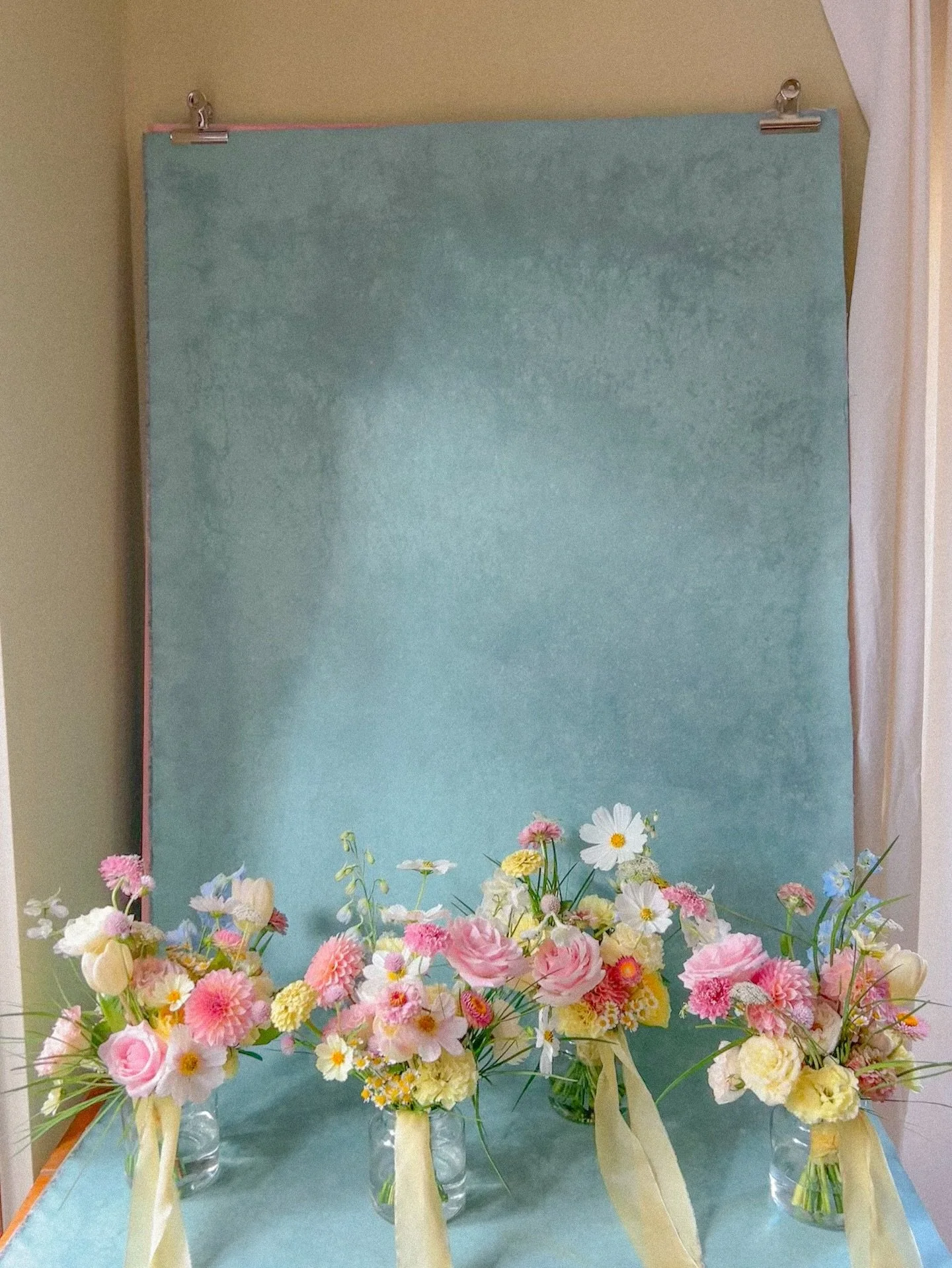 This buttery yellow ribbon from @songbirdsilk was made for these bouquets 🥹