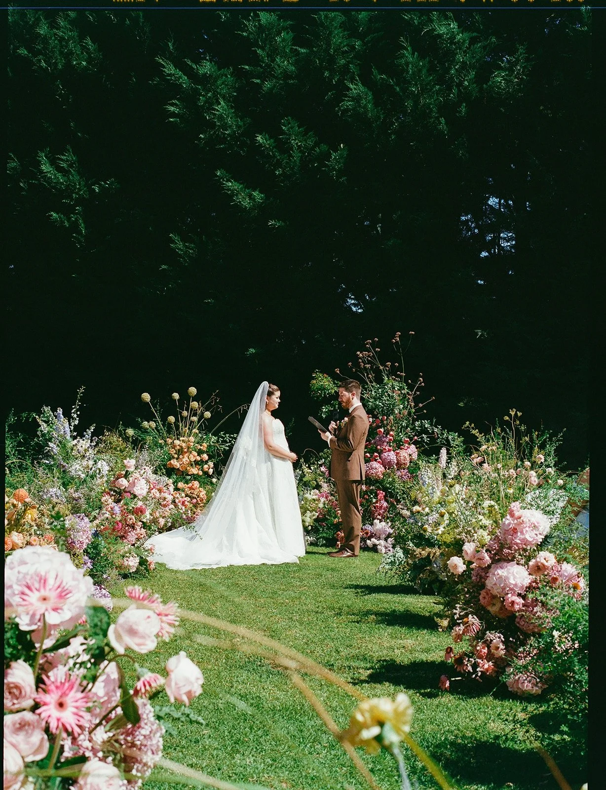 Lainy &amp; Lachie celebrating their Valentine&rsquo;s Day wedding the only appropriate way&hellip;surrounded by allll the flowers. 😍

What a privilege to show off all the hard work and beauty produced by our amazing local and interstate flower grow