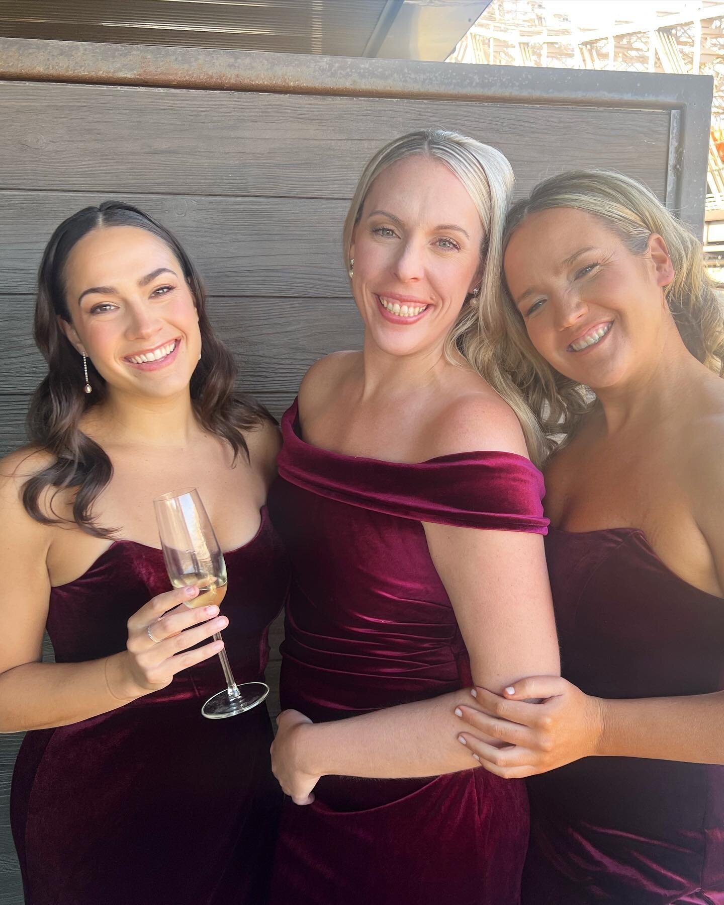 What a wonderful morning getting this sweet bridal party ready for a Holiday themed wedding! 

Assisting @by_vesta on makeup
@tybeautyfy and @foolishlybeat on hair
.
.
#bridalmakeup #bridesmaidmakeup #bridalmakeupnyc #bridesmaidmakeupnyc #glamteamnyc