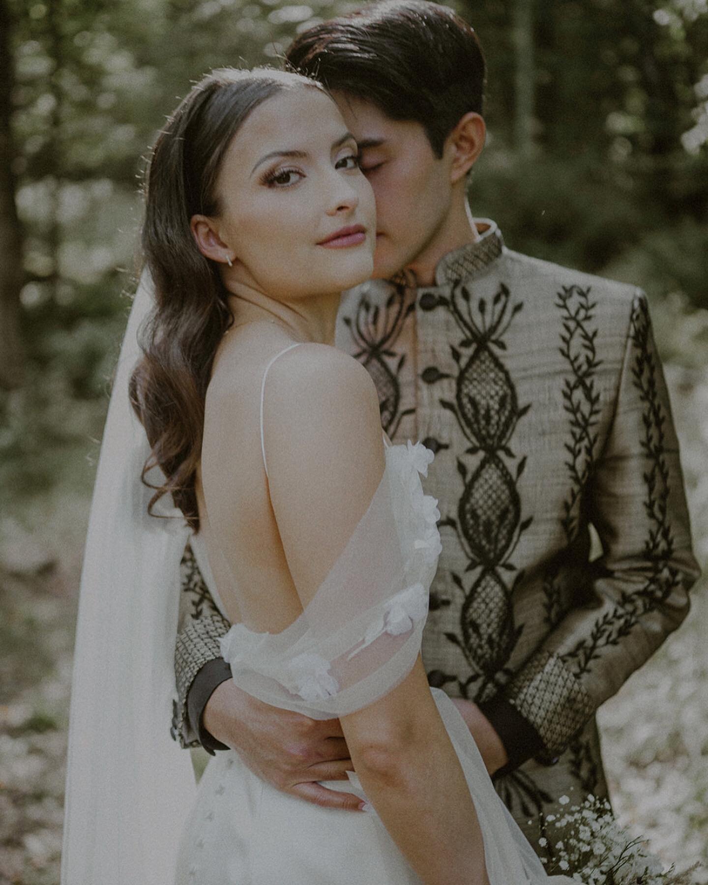 Still not over these stunning photos of @ellistovallbrown from her wedding day 
.
.
Makeup: @addisonthompson.mua 
Hair: @graciefojtik 
Photo: @carolinariveraphotographer 
.
.
#weddingmakeup #bridalmakeup #bridalmakeupartistnyc #weddingmua #bridalmake