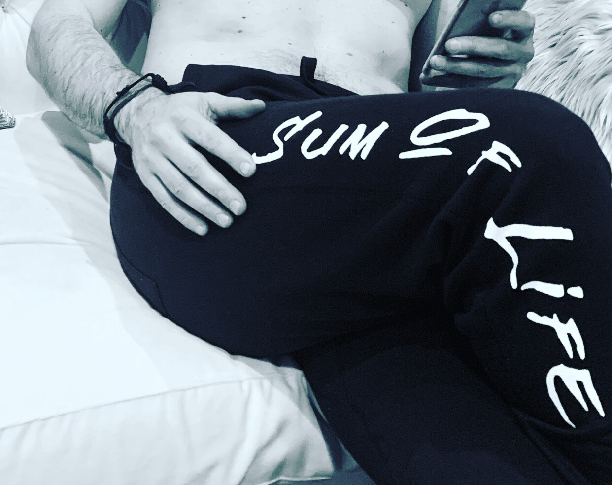 Navy joggers for everyday leisure and hustle.