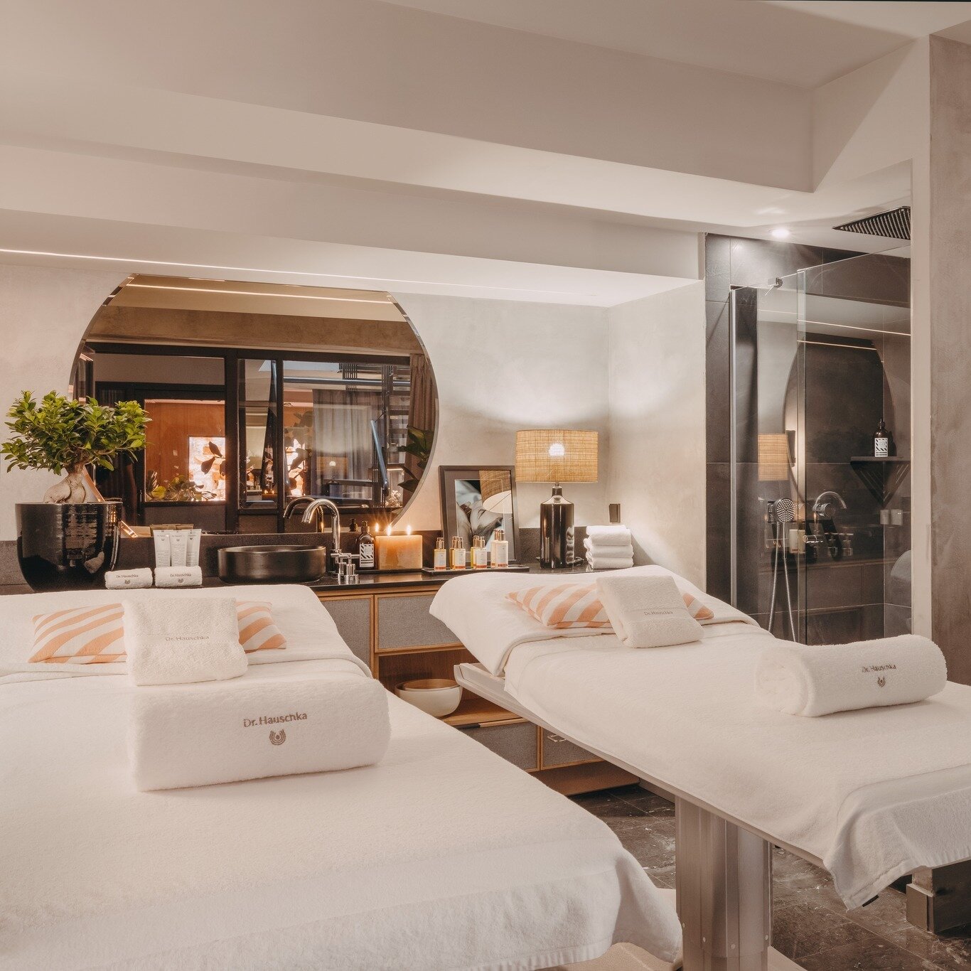 You are jet-lagged by your trip? Are your legs heavy from strolling the streets of Paris? Enjoy a moment of pure well-being with a Maison ELLE X Dr Hauschka signature treatment 💆🌸✨🤍

All our spa offers can be found online on our website: https://m