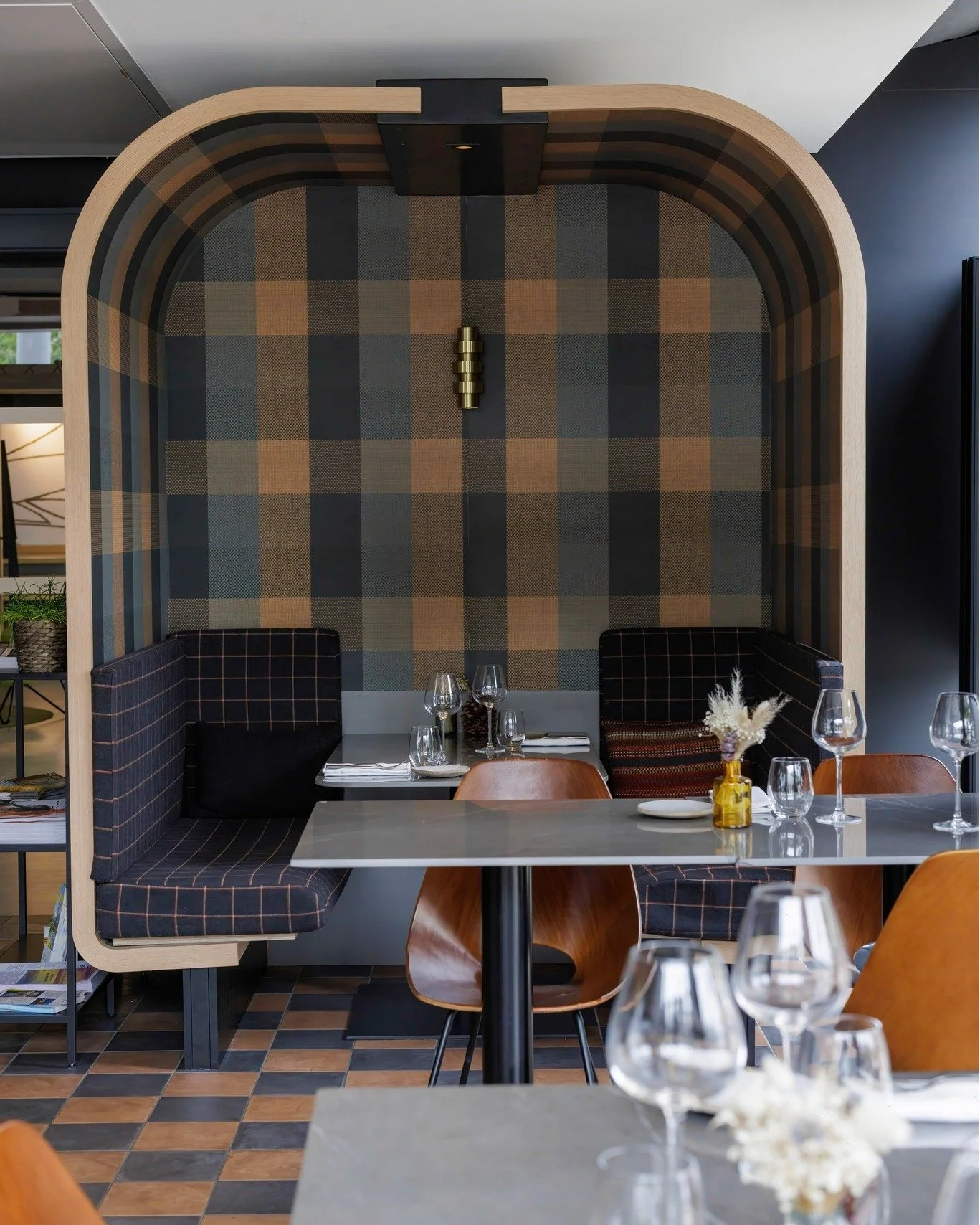 Coins cosy et ambiance contemporaine &mdash; d&eacute;couvrez nos espaces &agrave; vivre, version brasserie moderne.

🕑Lundi &agrave; Samedi : 12h00&ndash;14h00 // 19h30&ndash;22h00 / Dimanche : BRUNCH

#belafood #chezdelagare #chezdelagaremontpelli