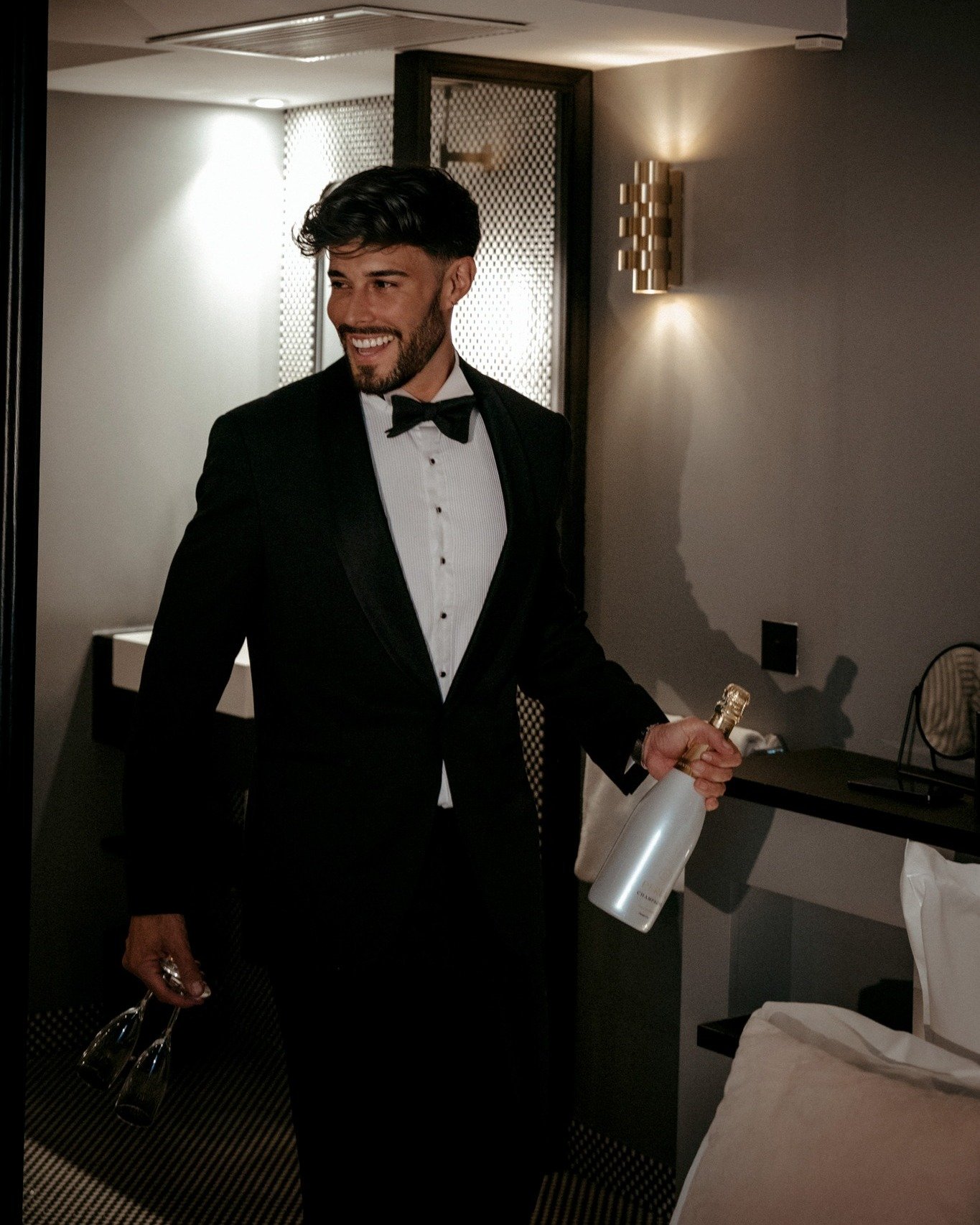 The festive season has arrived! ✨🥂❄️
From December to February, treat yourself to a soft winter escape and enjoy -10% off your stay.

Strolls under the lights, spa pauses, quiet rooms designed like a cocoon &mdash; everything you need to experience 