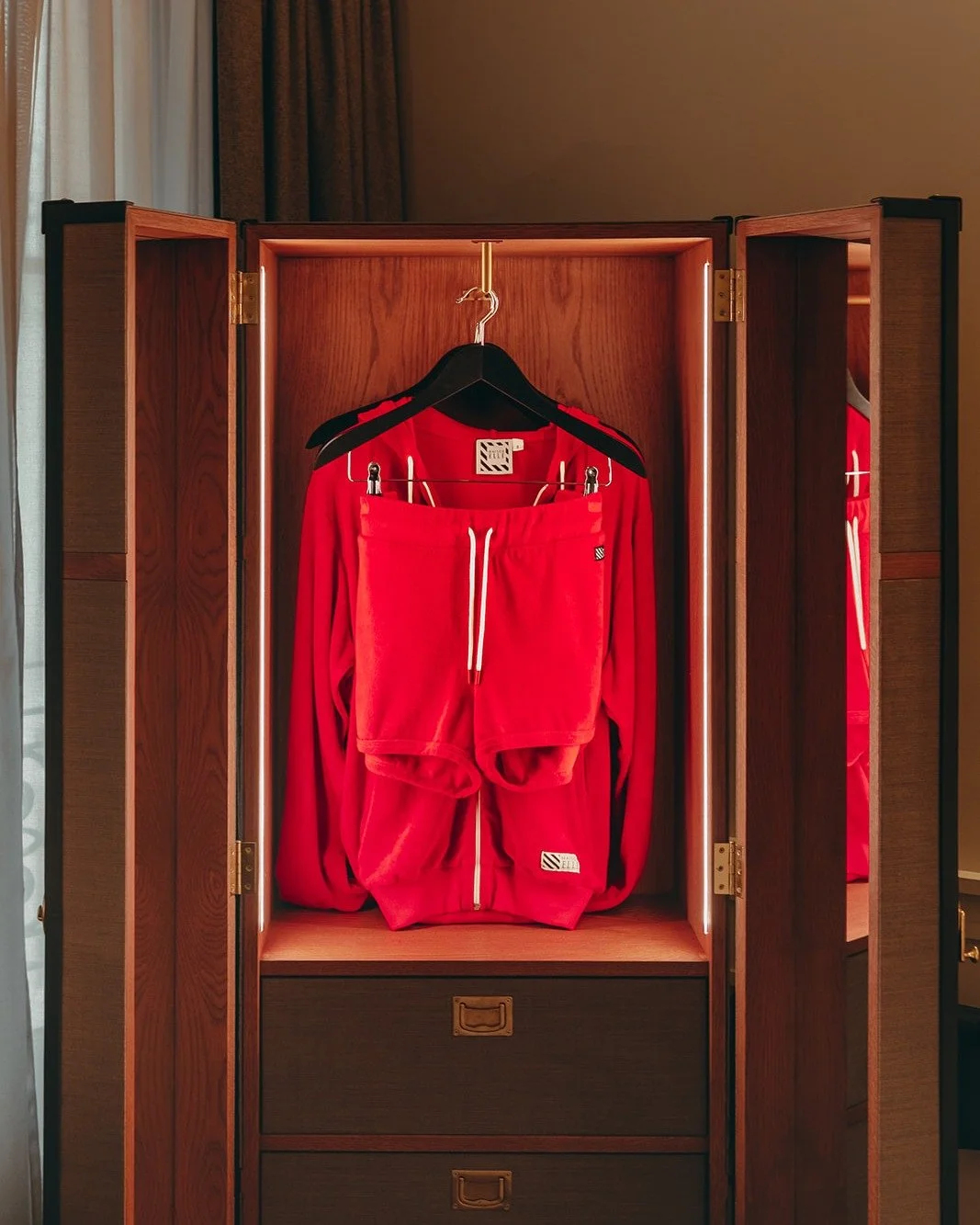 Echo &agrave; l&rsquo;allure iconique de Farrah Fawcett, d&eacute;couvre notre ensemble rouge au Concept Store Maison ELLE. 🛹❤️

#frenchtouch #parishotels #parishotel #maisonelle #maisonelleparisetoile #maisonelleparis #ellefrance #freespirit #paris