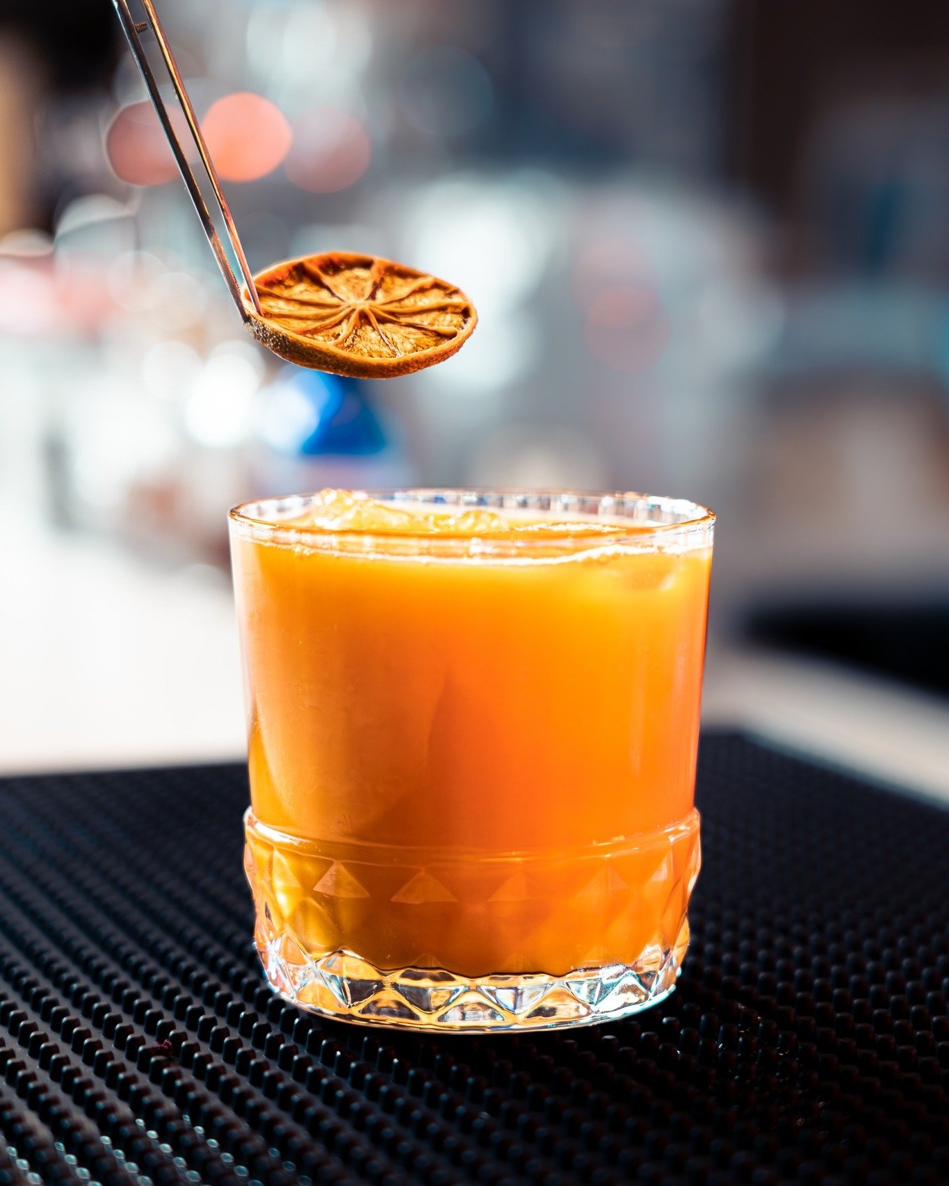 🍸 Cocktail Mood

Regardez nos barmen &agrave; l&rsquo;&oelig;uvre et d&eacute;couvrez des cocktails faits pour &ecirc;tre savour&eacute;s. Entre amis, en afterwork ou pour le plaisir, laissez-vous tenter et vibrez avec chaque cr&eacute;ation.

📍 Ba